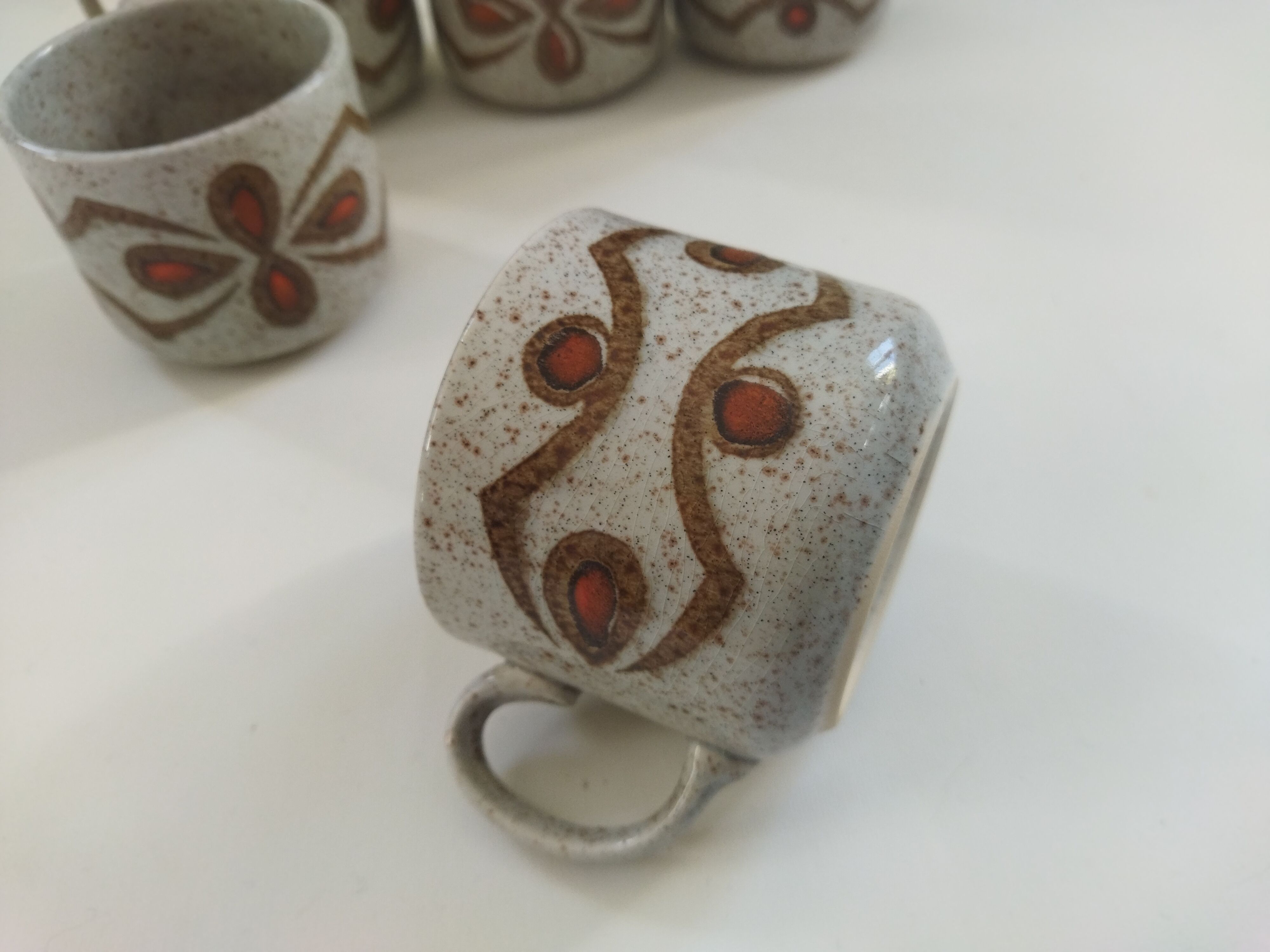 Sept tasses à déjeuner en grès 70s