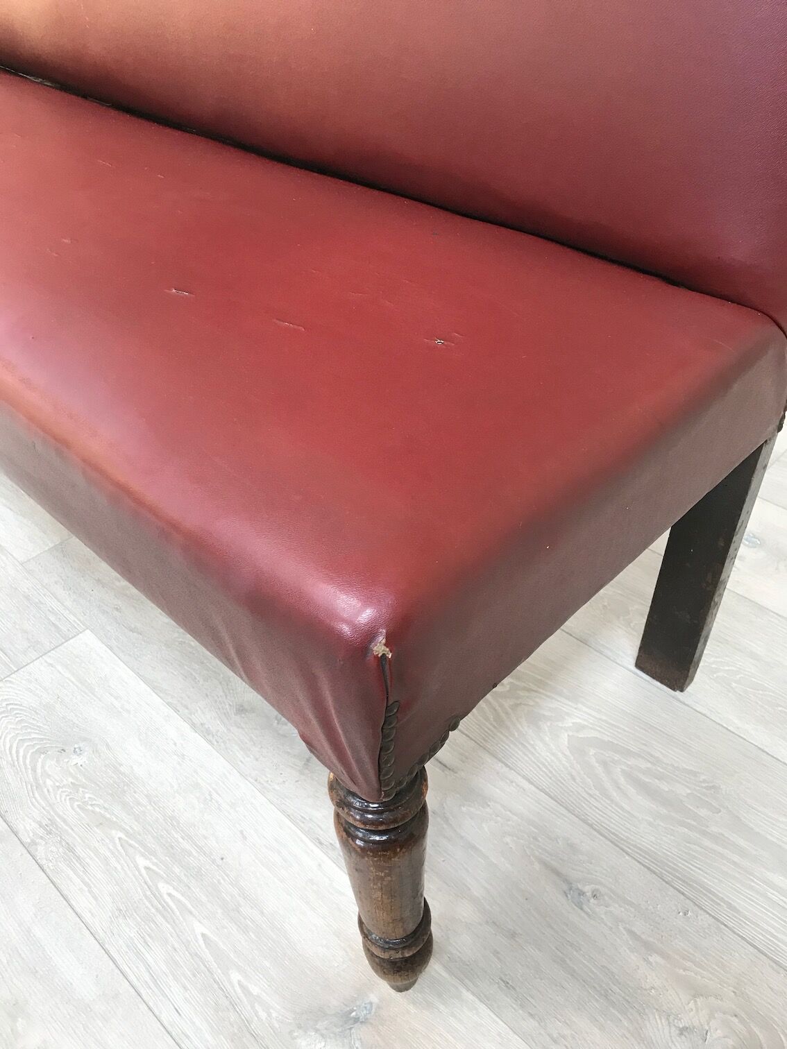Bistro bench in burgundy leather