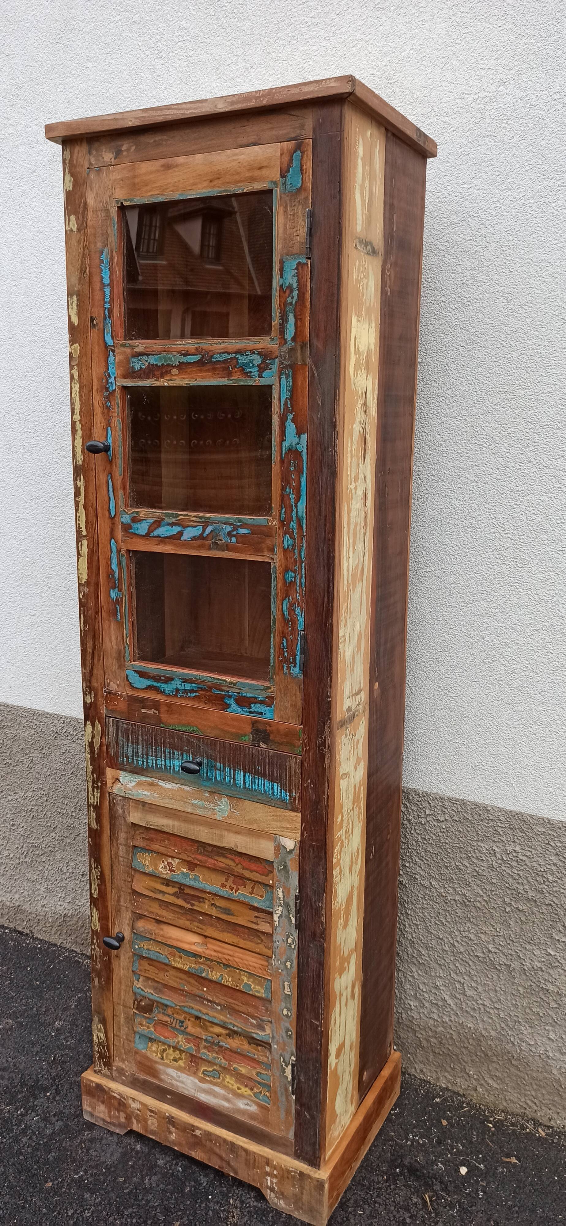 Bibliothèque en bois coloré avec vitres
