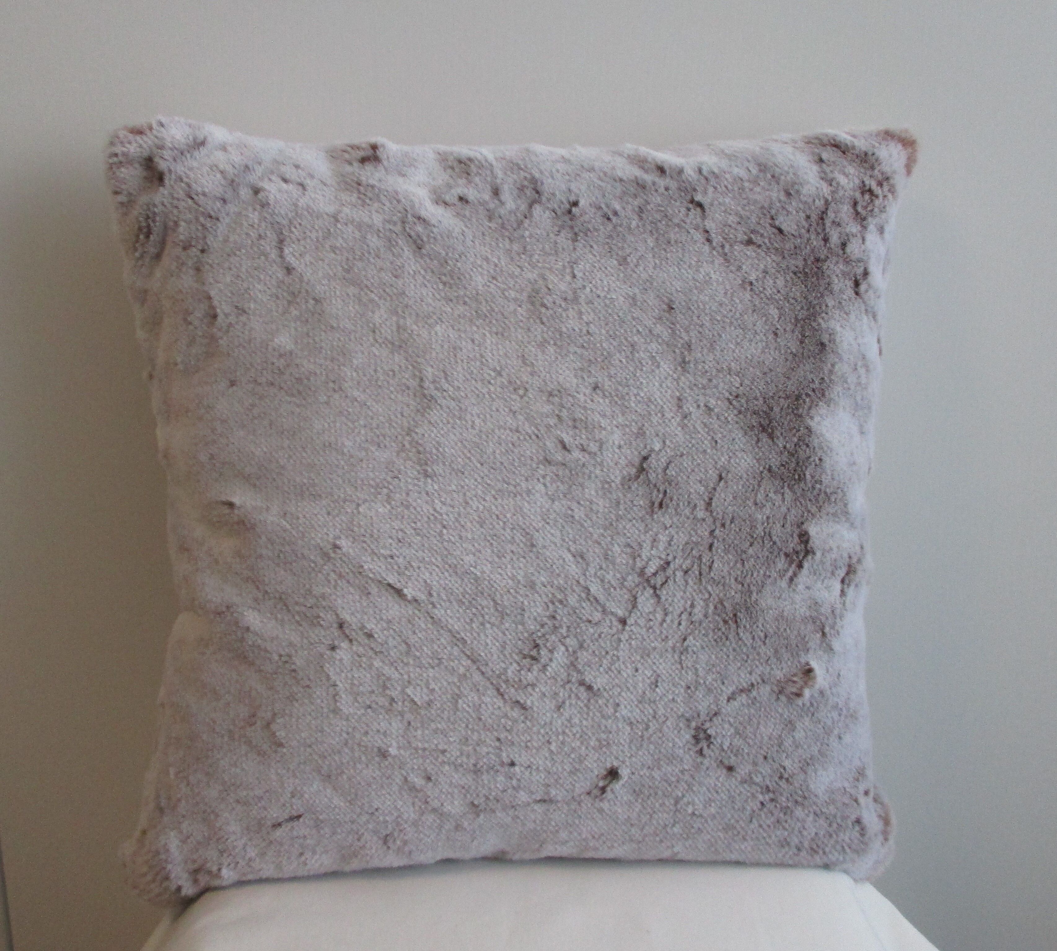Coussin fausse fourrure