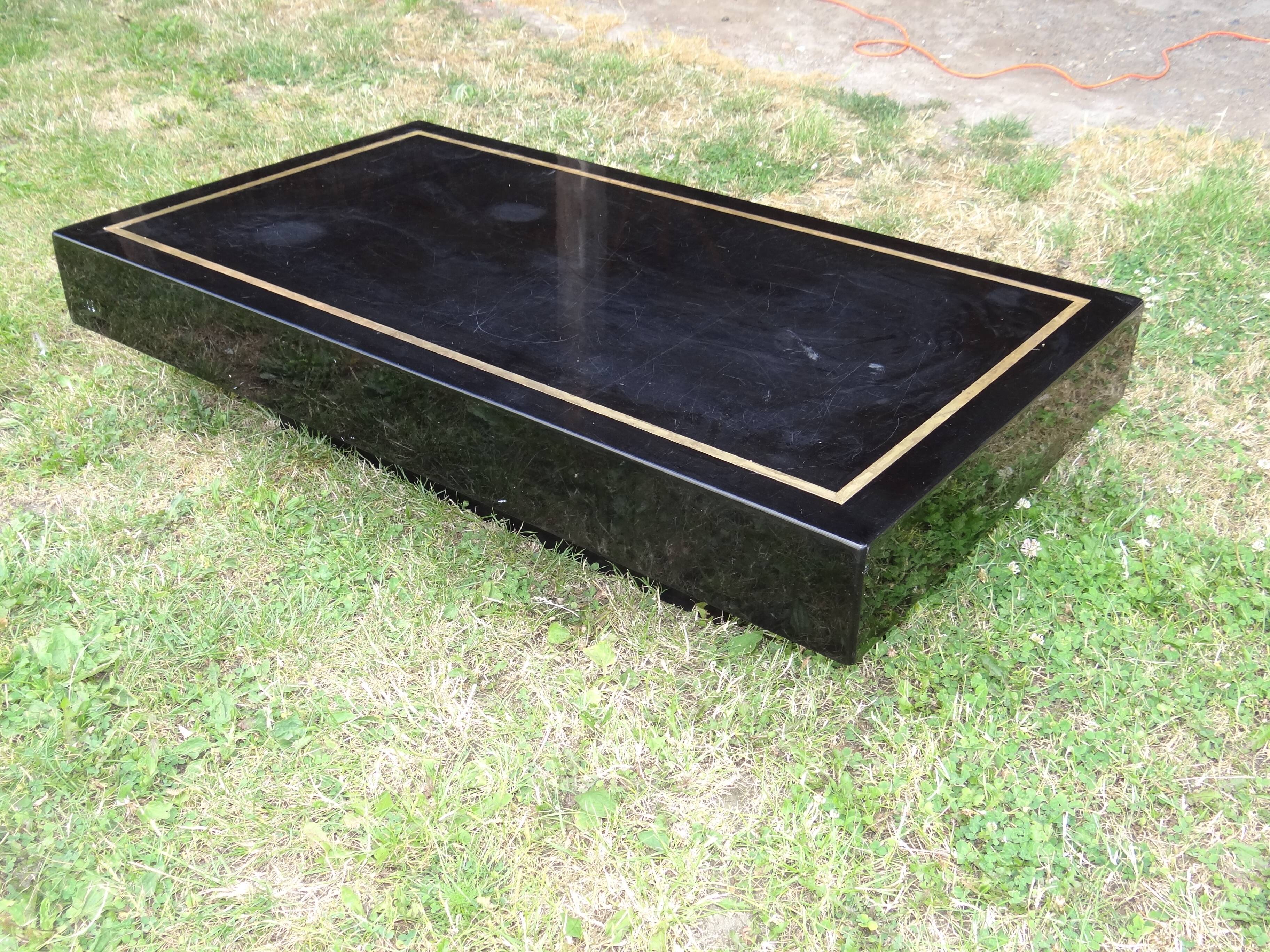 Table basse par Jean Claude Mahey laque et filet de laiton