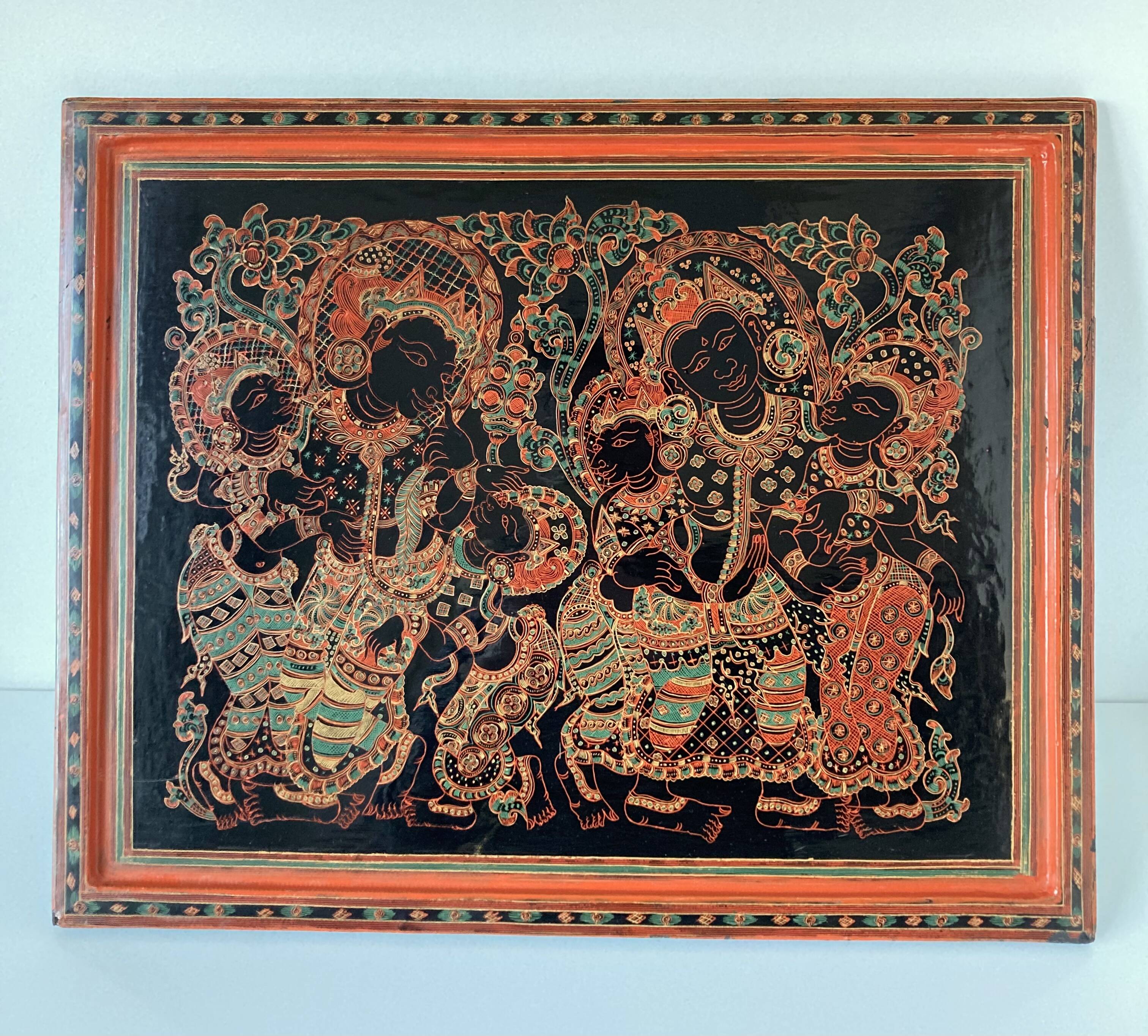 Grand plateau rectangulaire en bois laqué et gravé à décor de personnages. Birmanie, vers 1970.