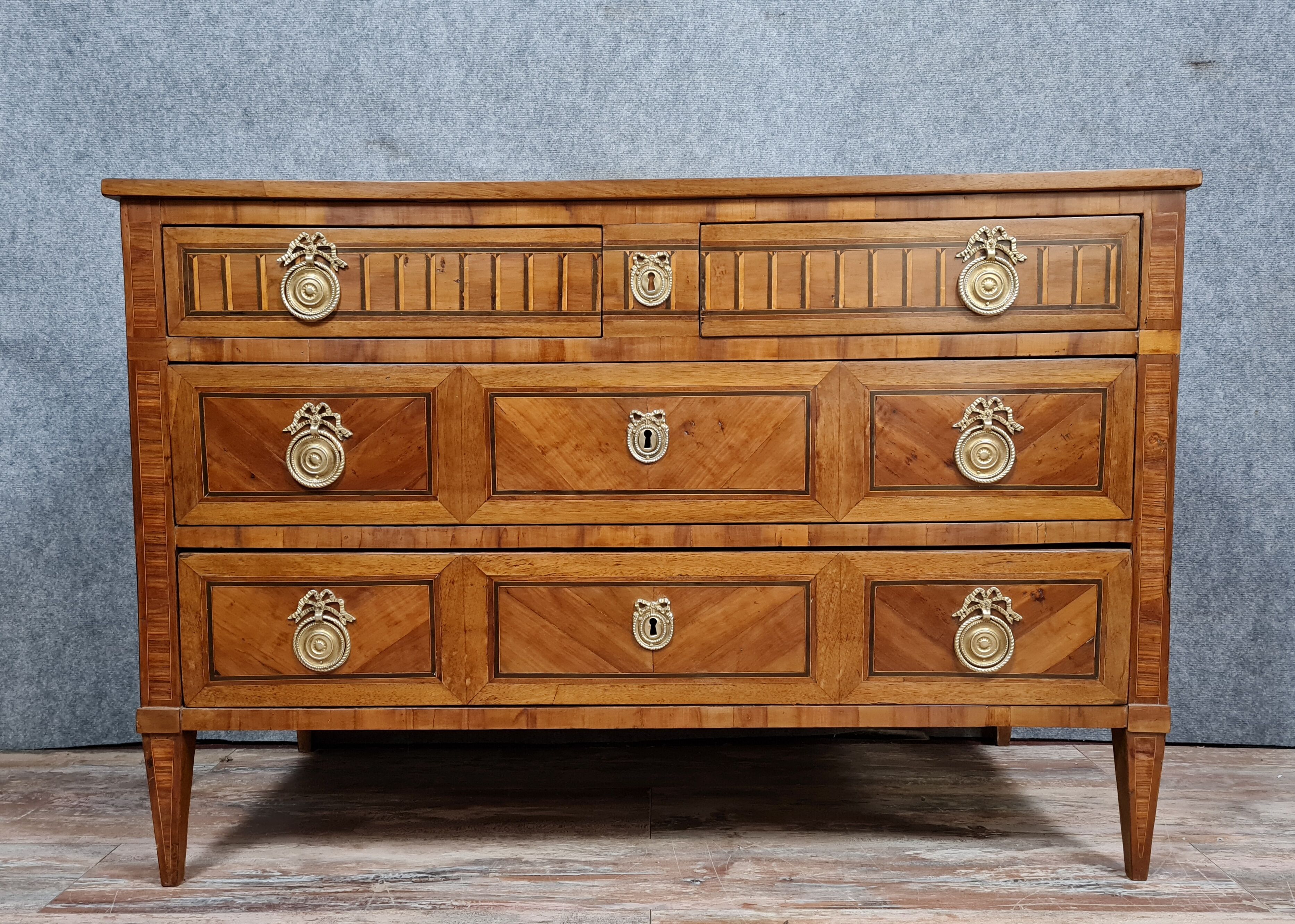 Commode Grenobloise Louis XVI era in precious wood marquetry around 1760-1780