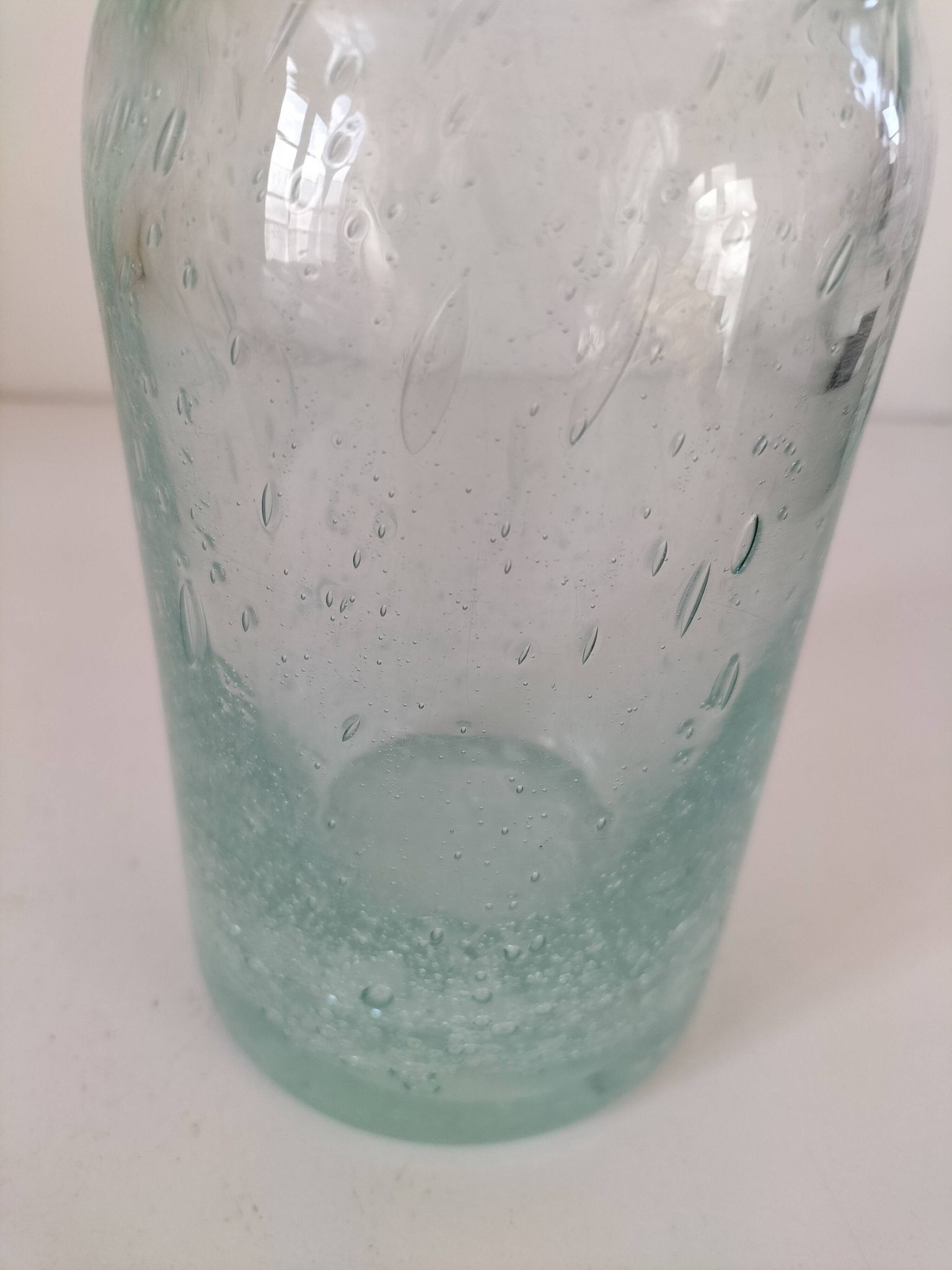 Vase vintage en verre bullé vert très pâle, souffle artisanal