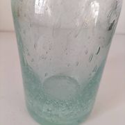 Vase vintage en verre bullé vert très pâle, souffle artisanal