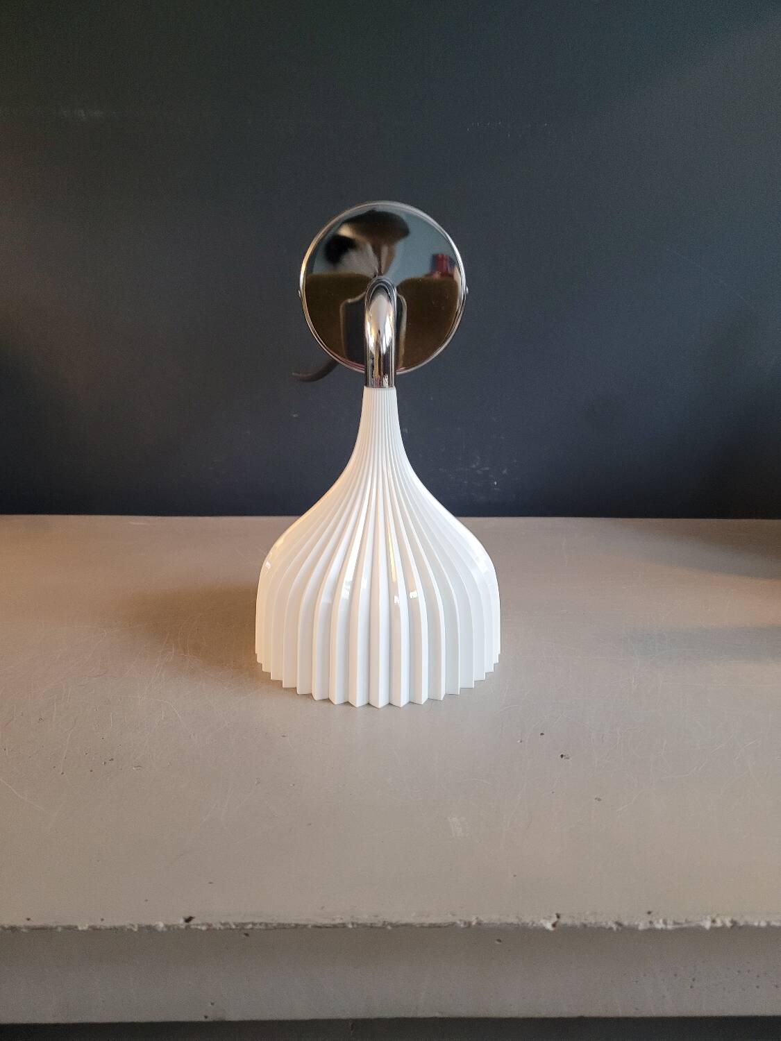Applique E blanche par Kartell