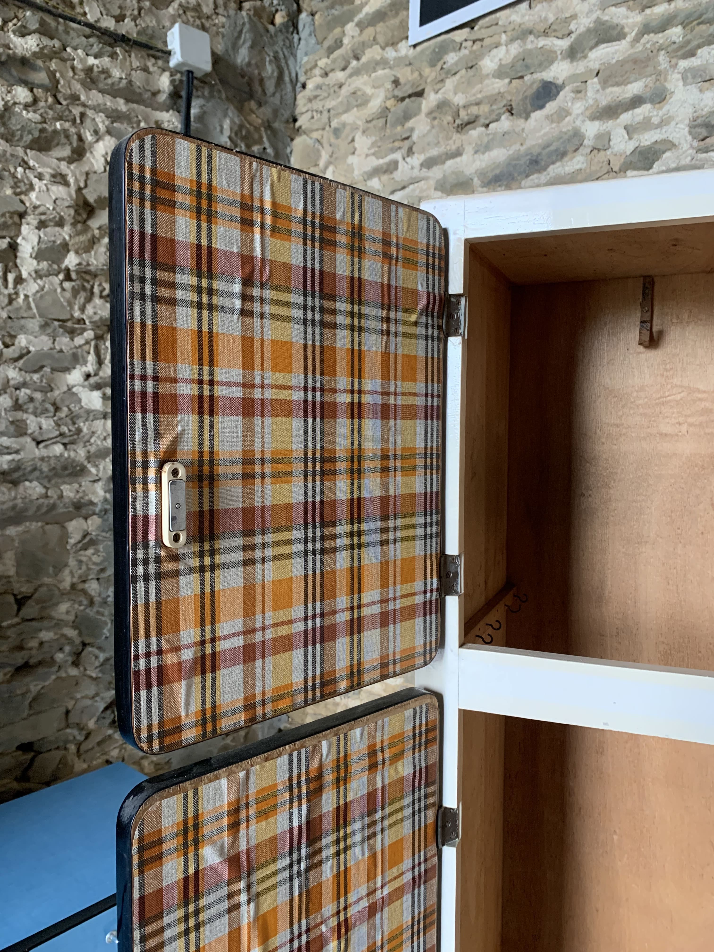 Hosie/wardrobe 2 doors in blue formica