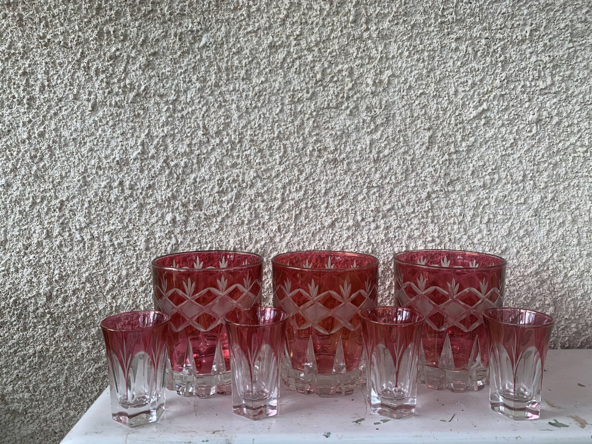7 verres à apéritif en verre rouge et transparent ciselés vintage