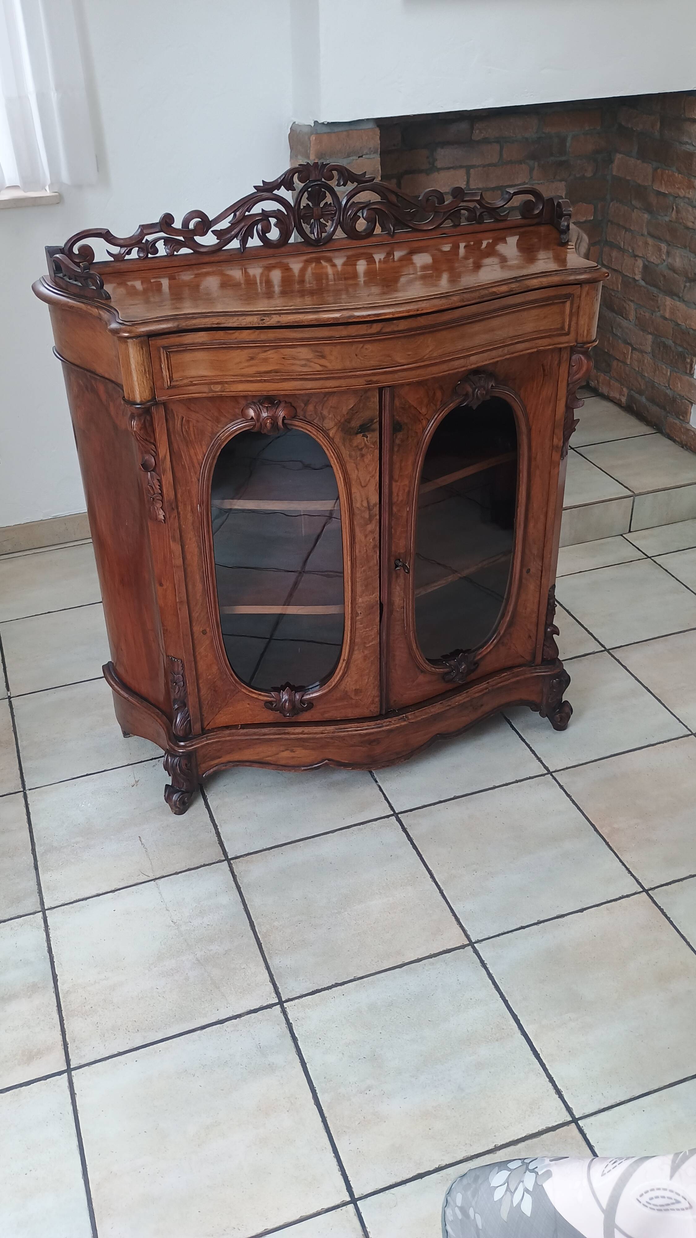 	Support furniture in walnut burl veneer, Napoleon III style or late 19th century.