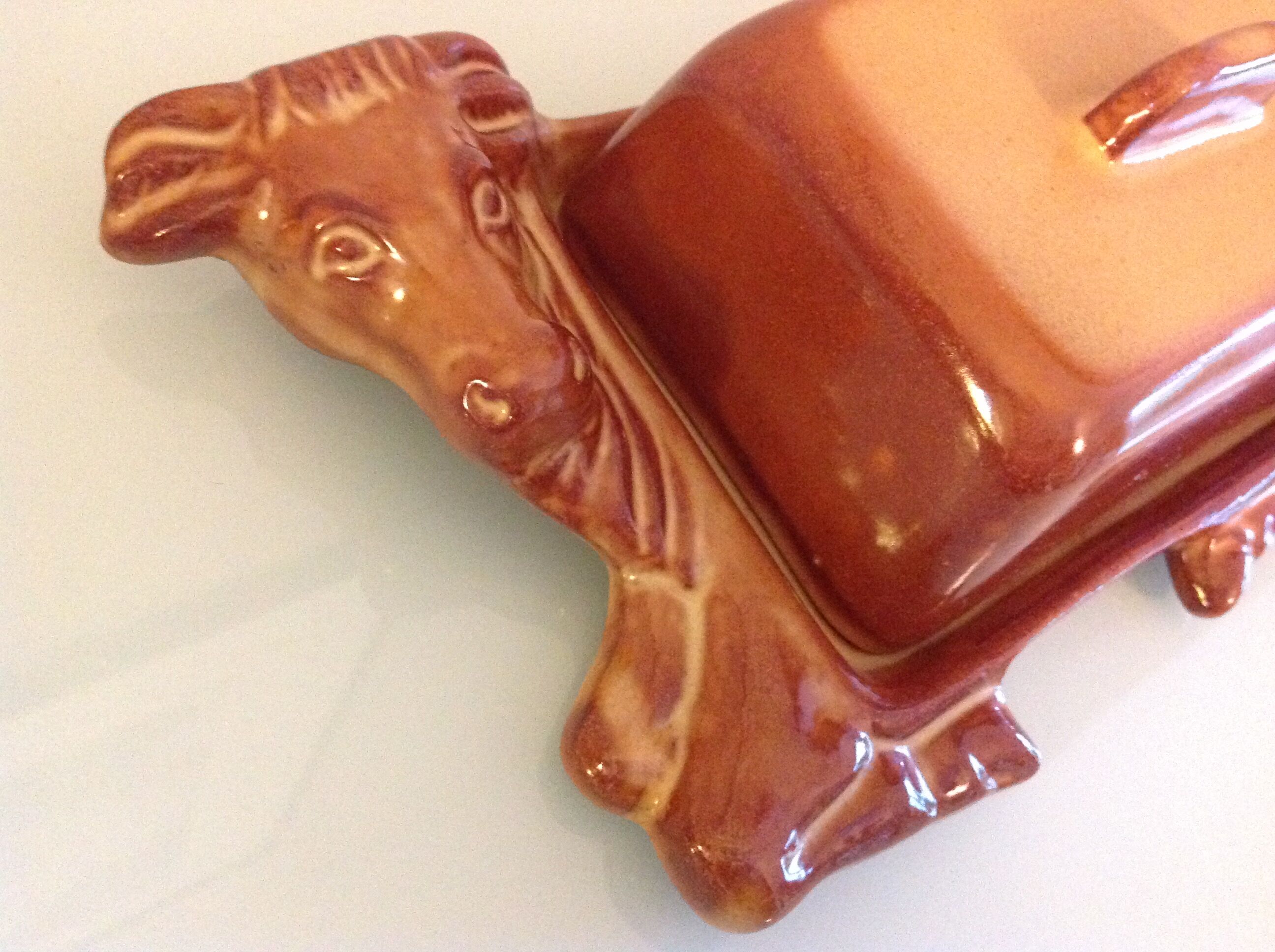 Beurrier en forme de vache en ceramique brune années 60-70