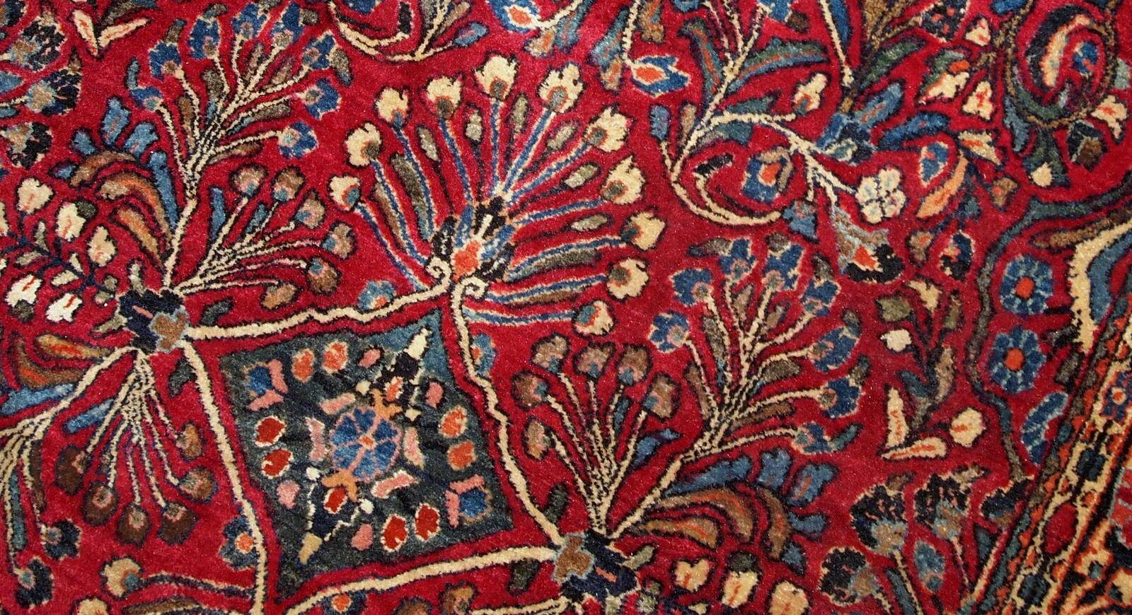 Handmade antique Persian Sarouk rug 3.6' x 5.3' (109cm x 161cm) 1920s