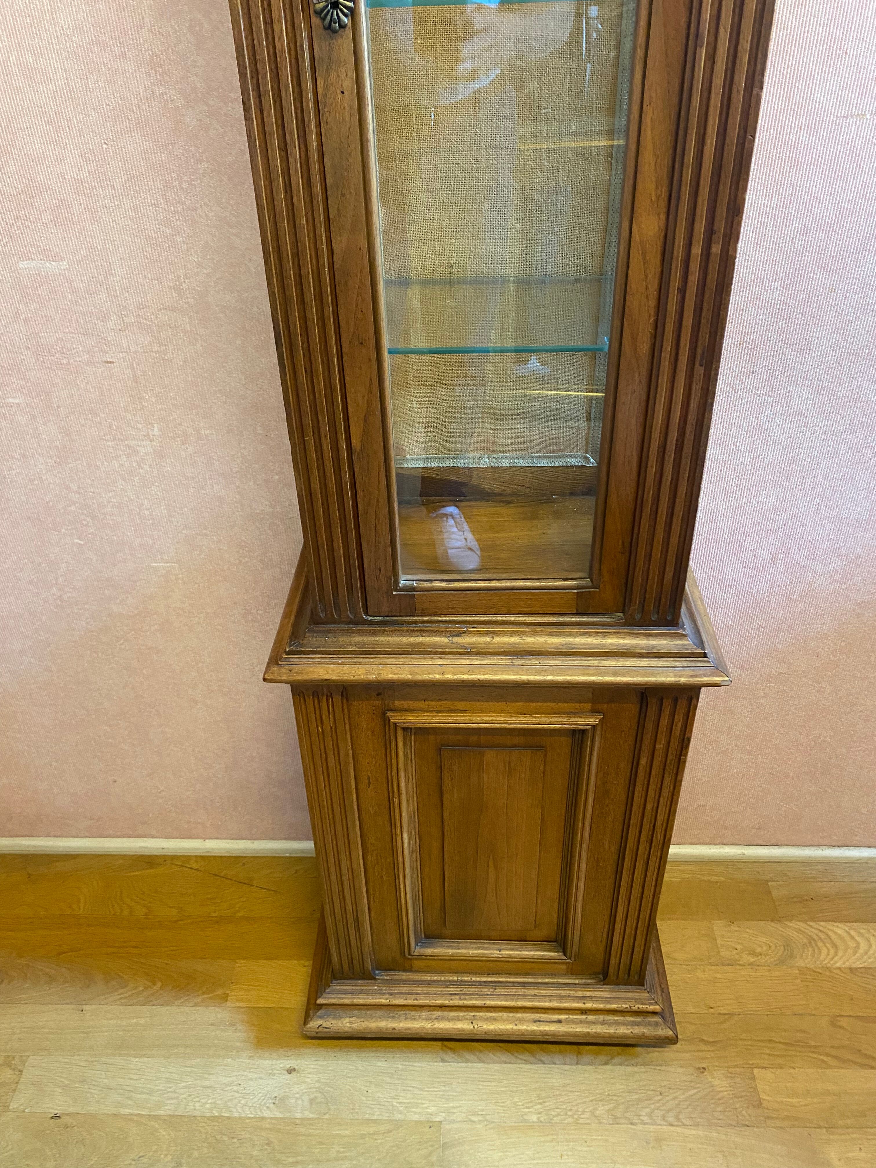 Walnut showcase, grooved uprights, 4 glass shelves