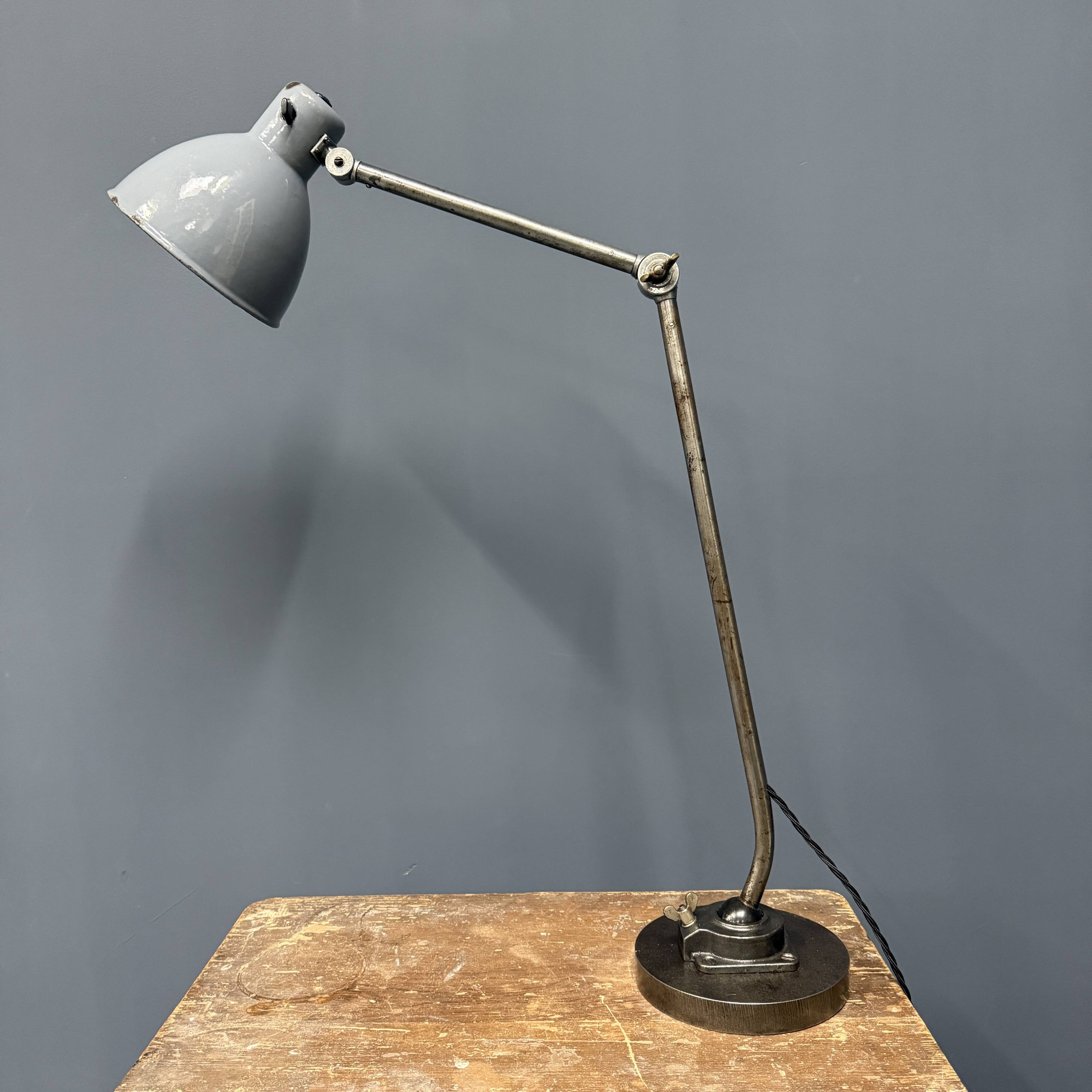 Grande lampe de table d'atelier Kandem modèle 566
