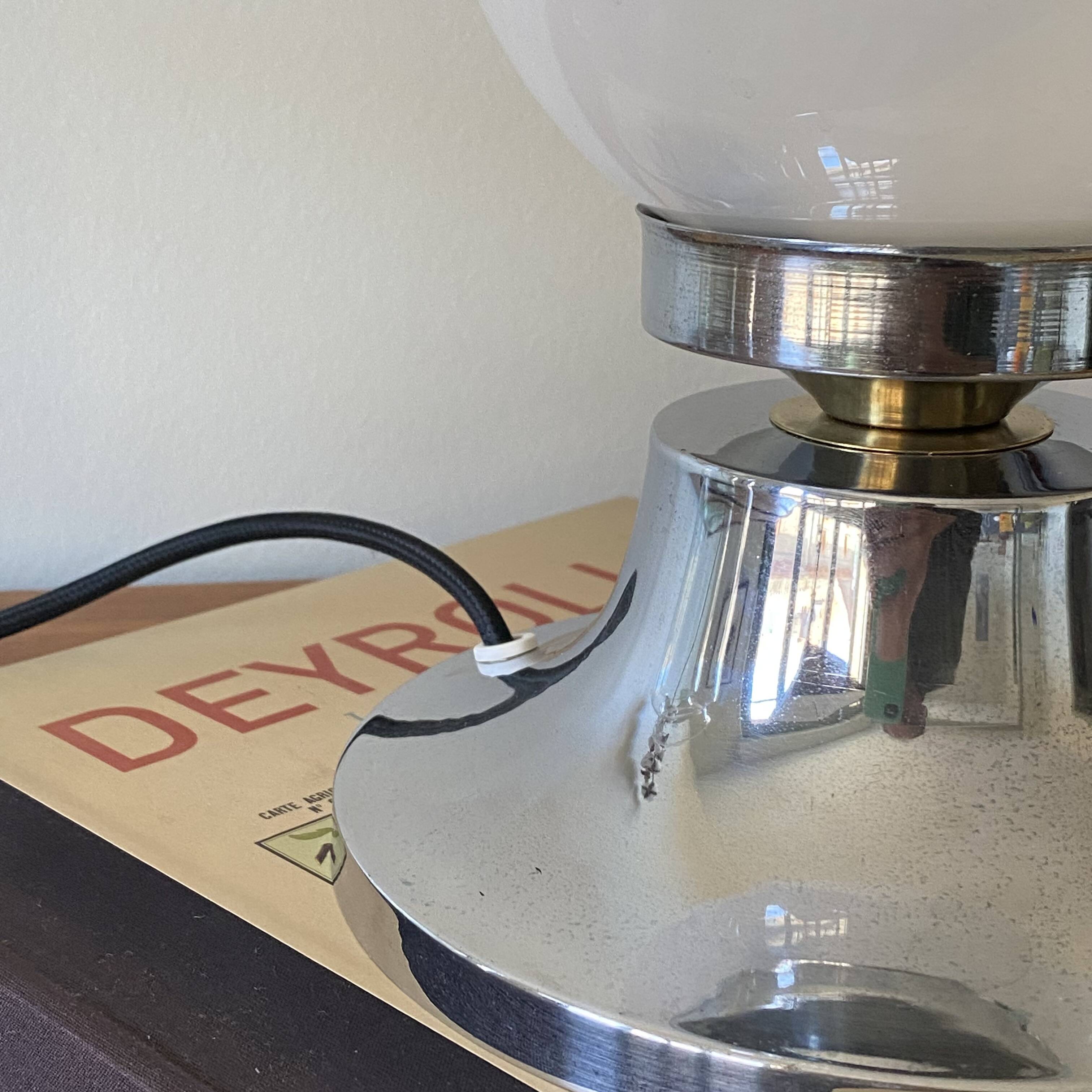 Vintage globe lamp in Murano glass by Mazzega and chrome metal.