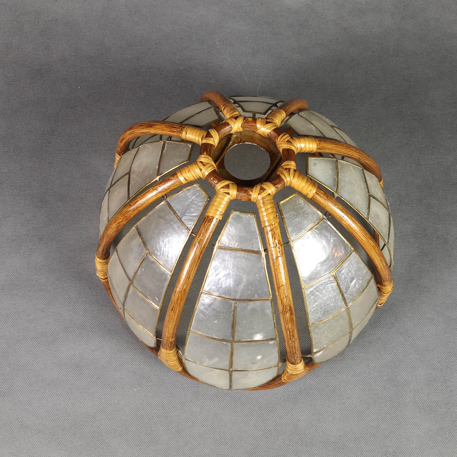 Flower hanging lamp in mother-of-pearl capiz and wicker