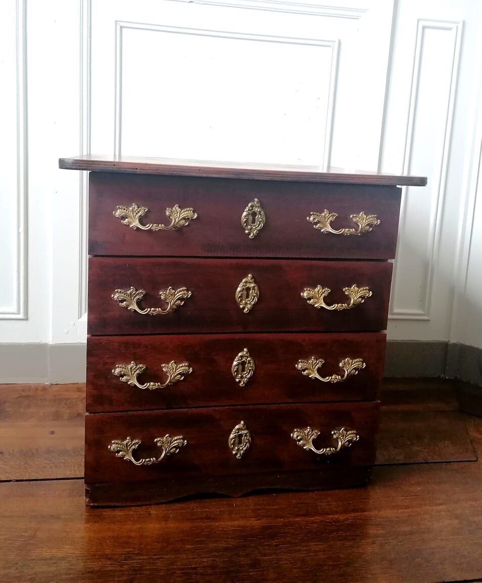 English-style chest of drawers