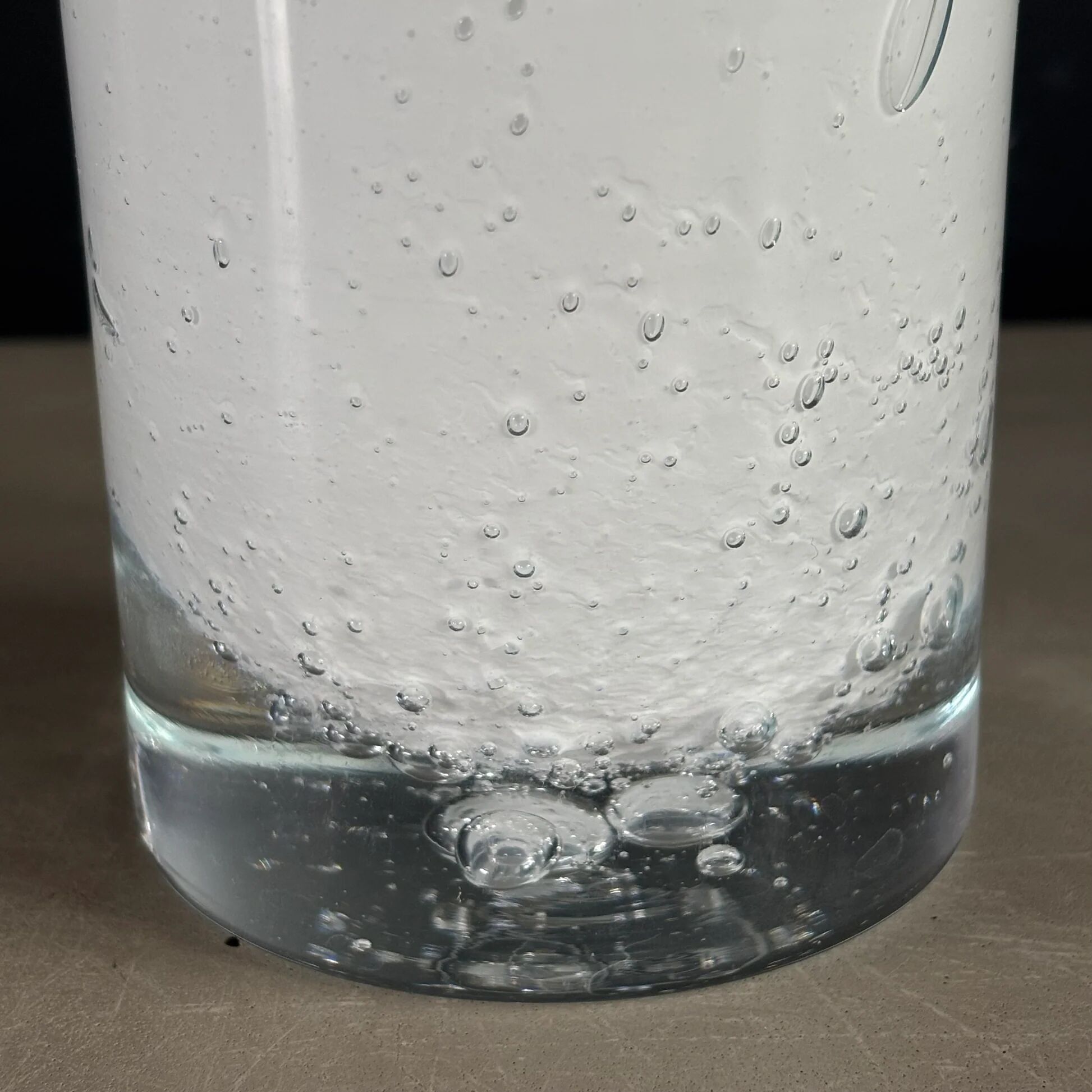 Bougeoir en verre moulé bullé blanc
