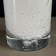 Bougeoir en verre moulé bullé blanc