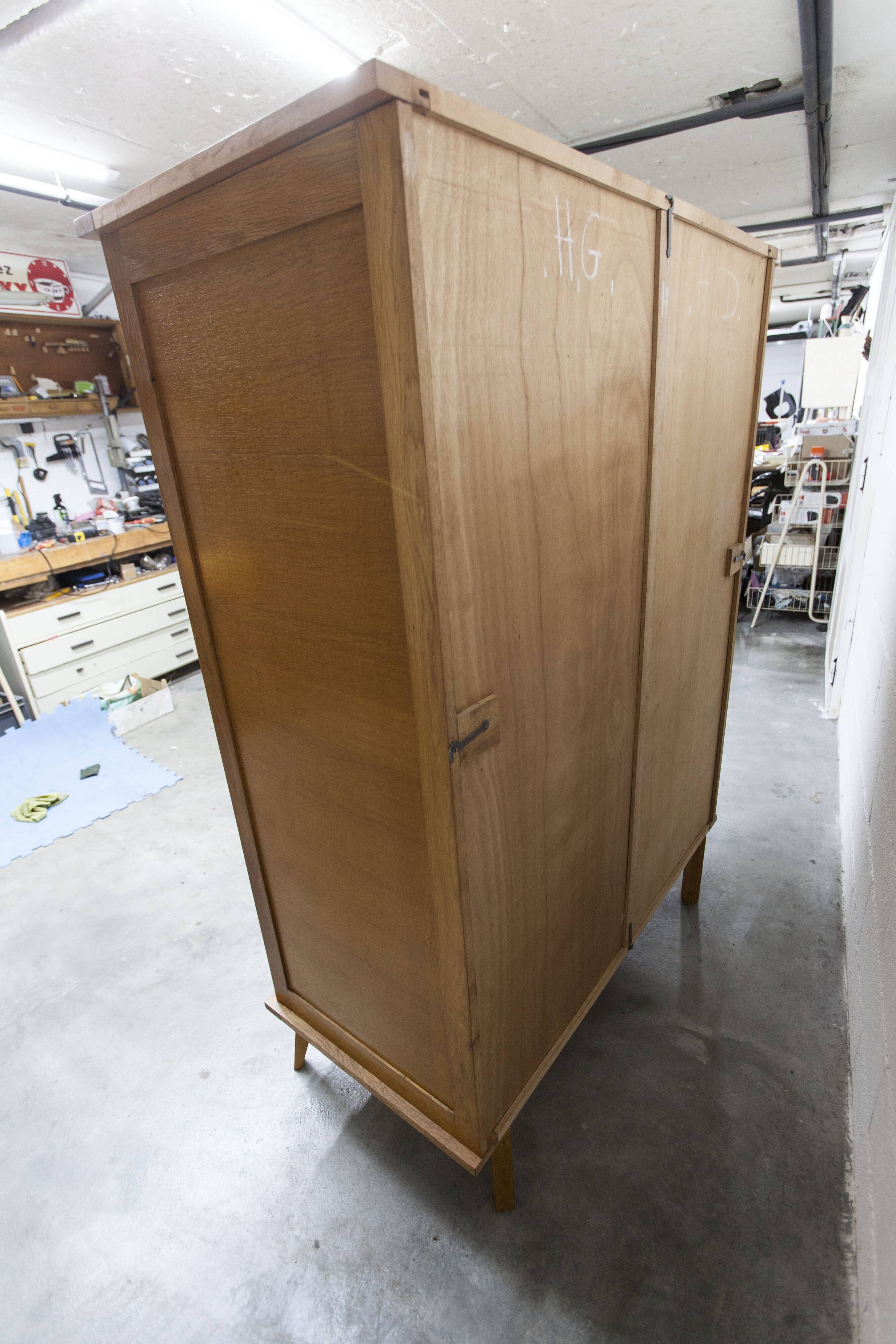 Armoire penderie 1950 pieds compas portes coulissantes plateau neuf