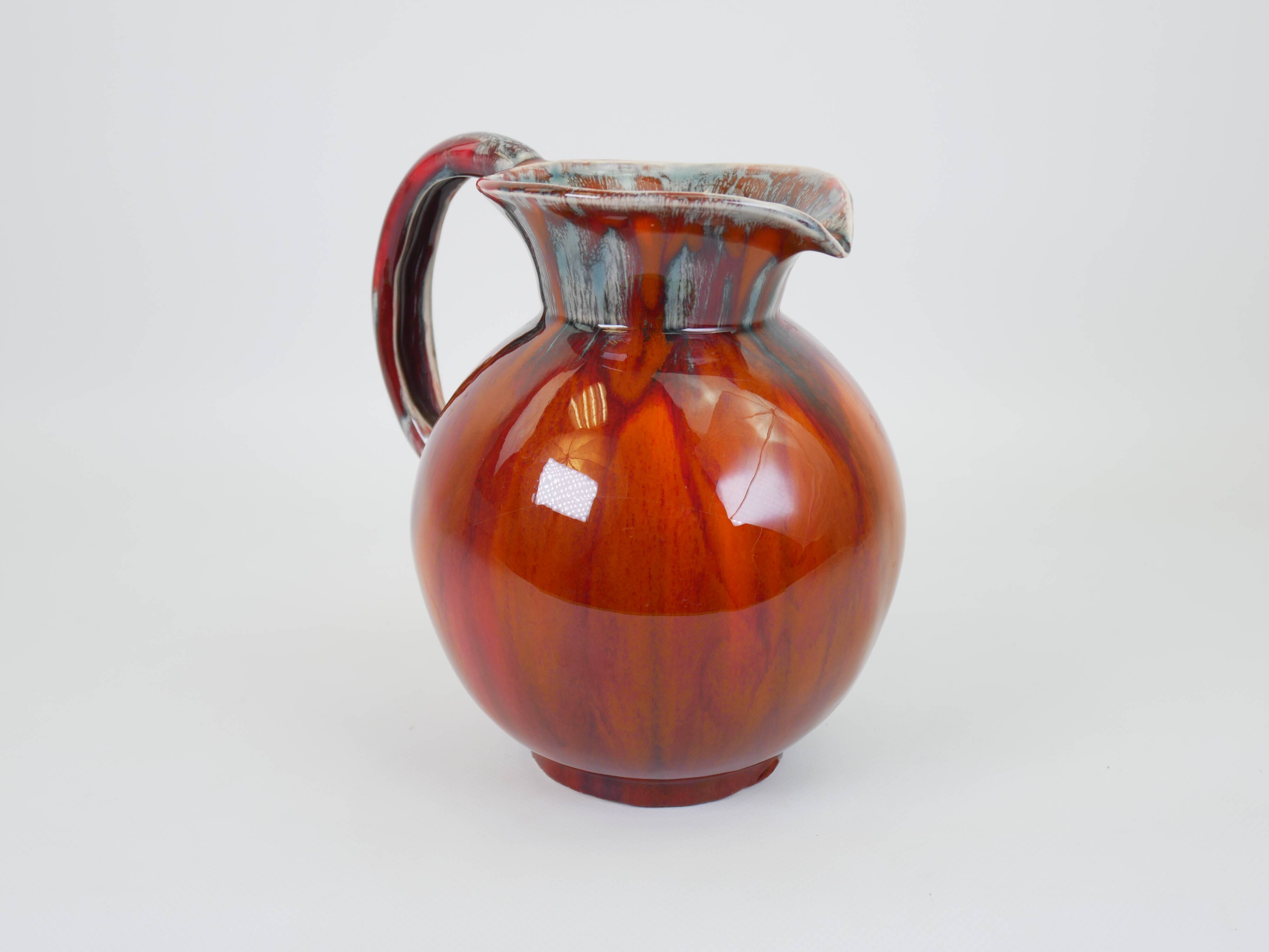 Pichet en céramique émaillée rouge et bleu signé Delène