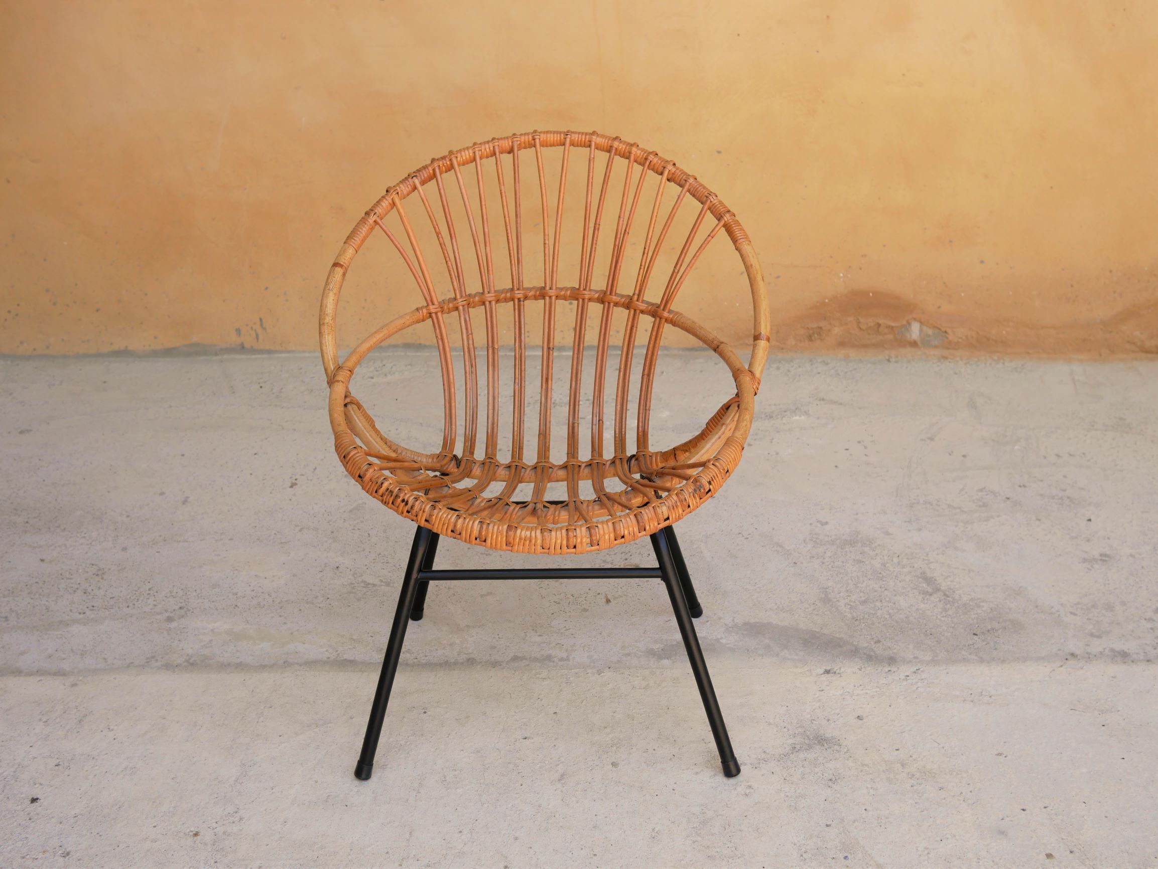 Vintage chair in rattan feet metal