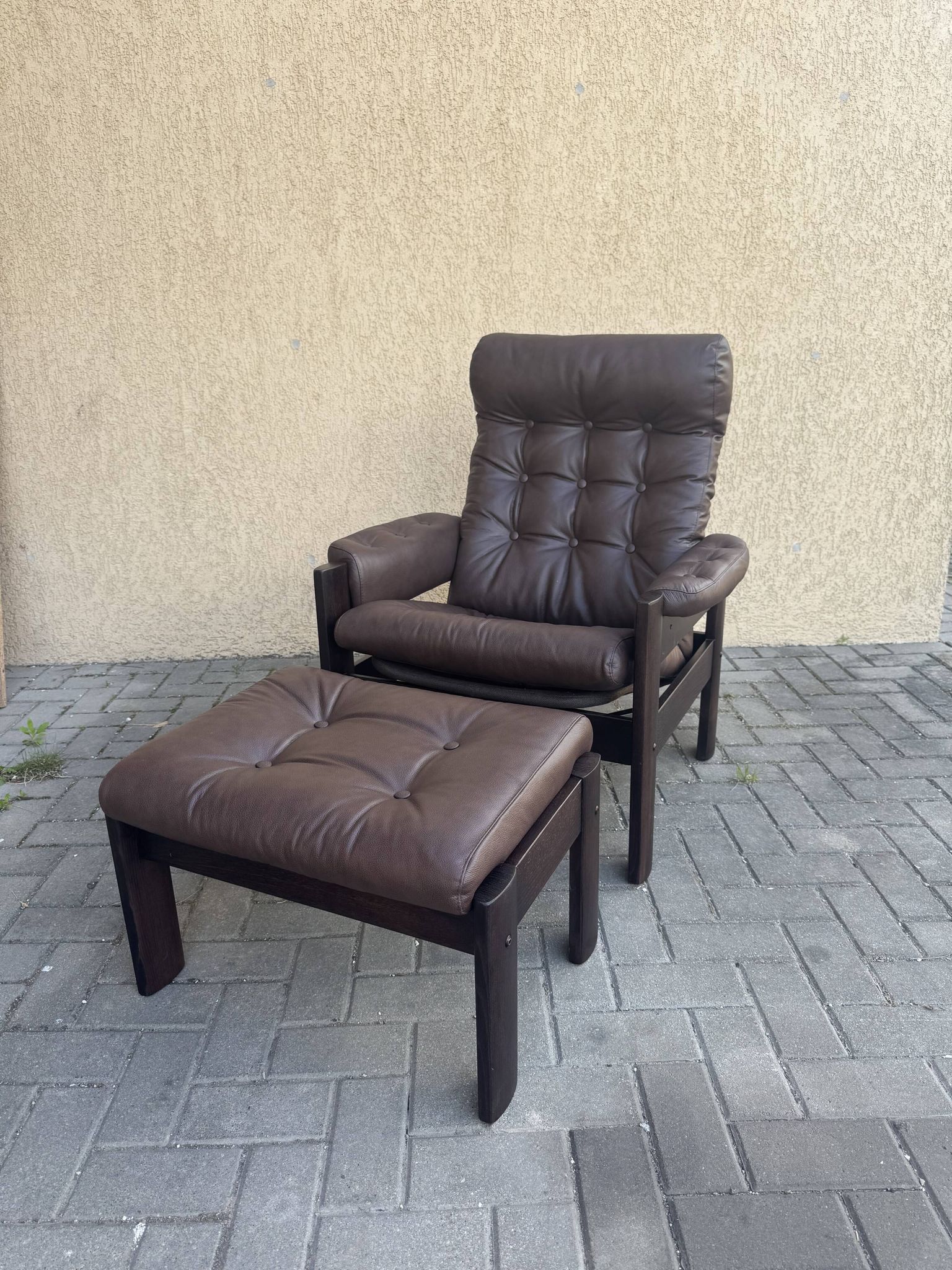 Vintage Ekornes Amigo armchair and footrest – Renovated