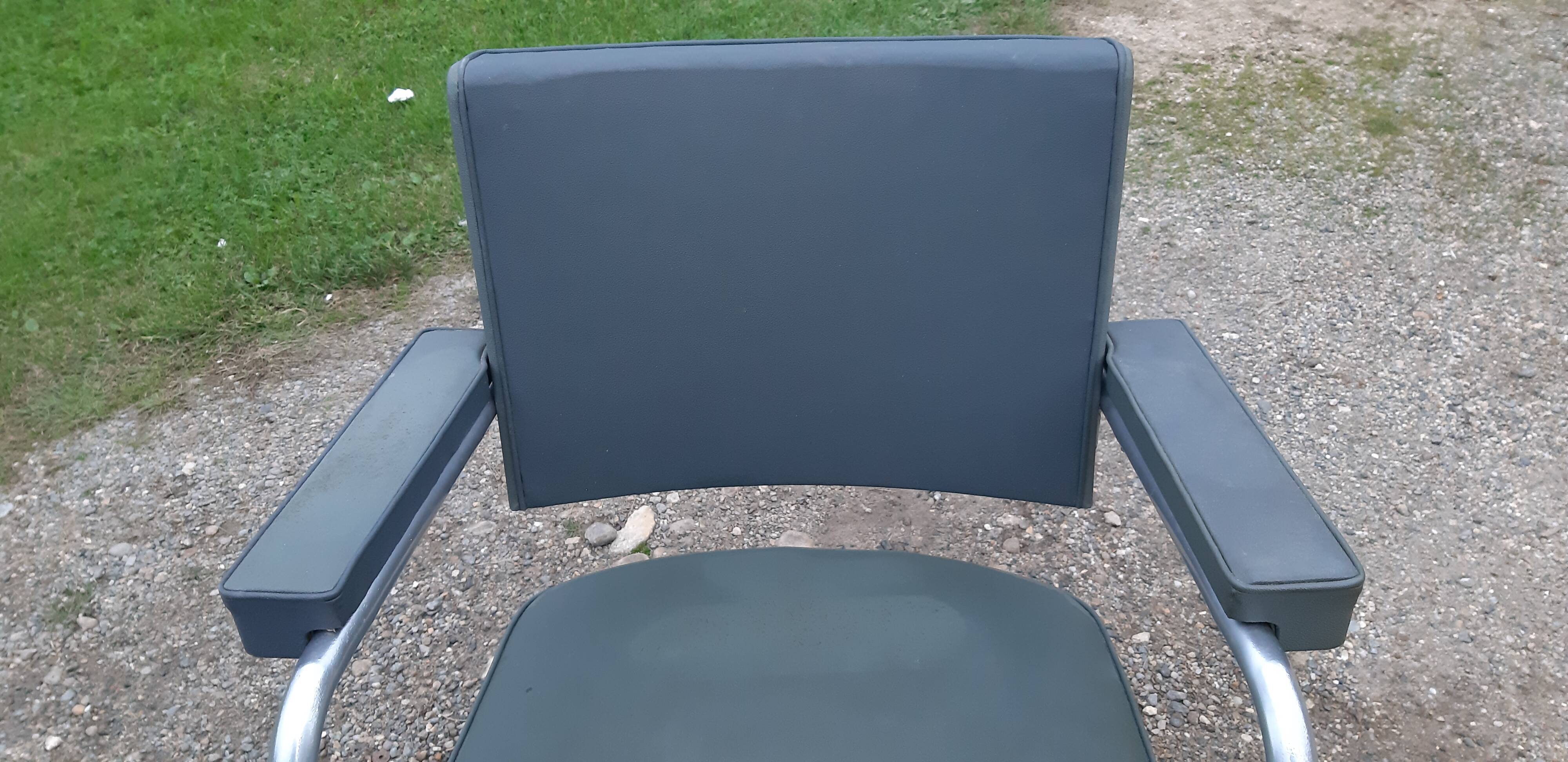 1 Pullman armchair