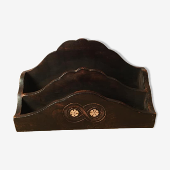 Wooden mail holder with arabesque