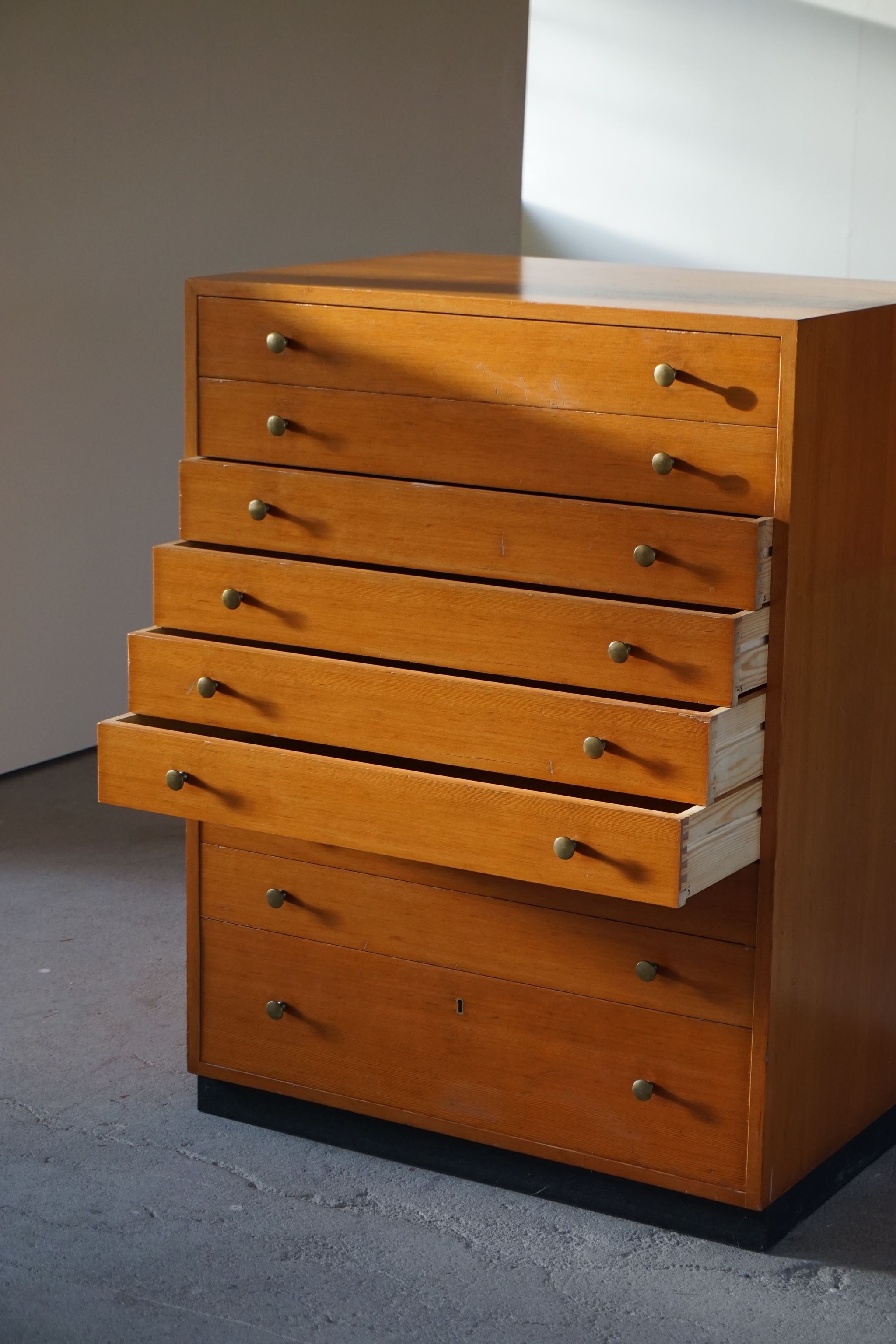 Oregon Pine Chest of Drawers with Brass Handles, 1970s