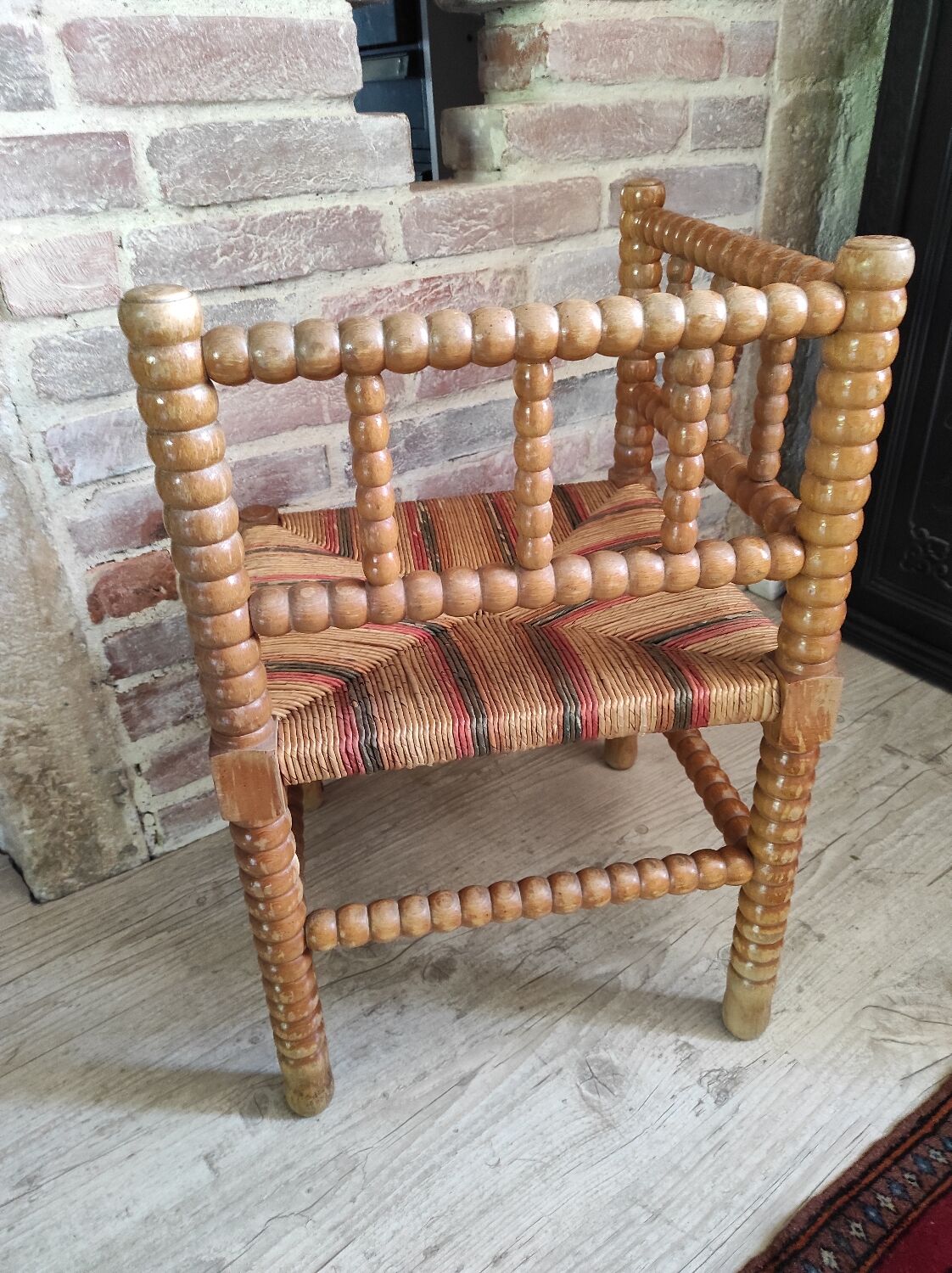 Mulched corner chair and light wood