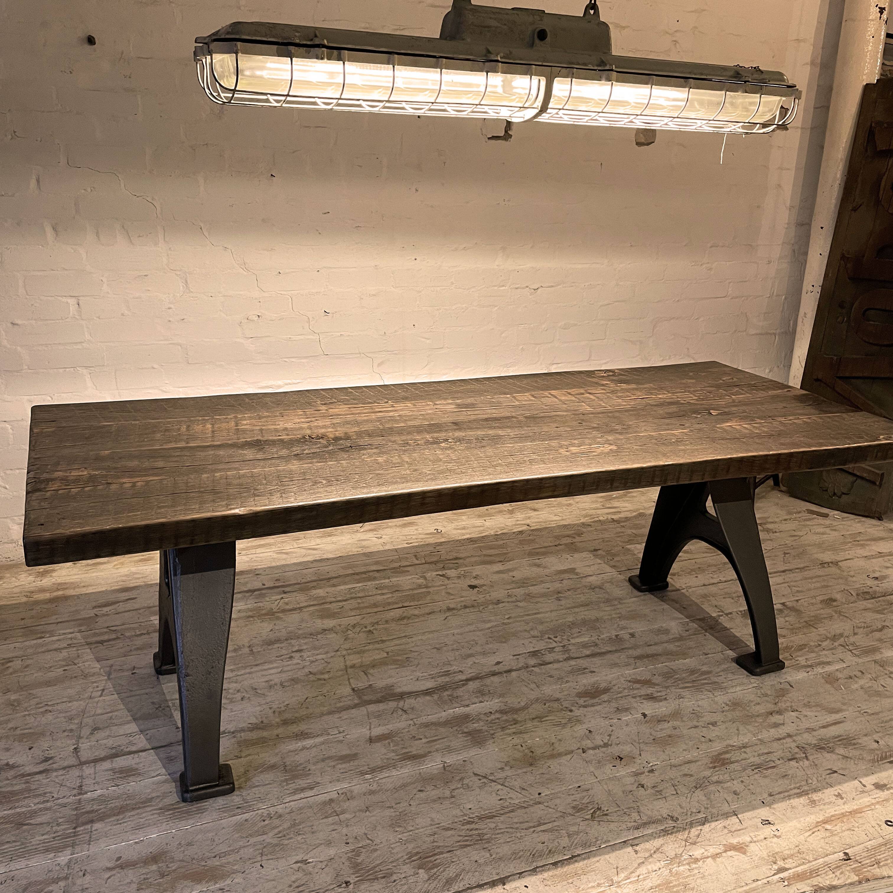 Tisch industriel « Bonneiche vergraut »