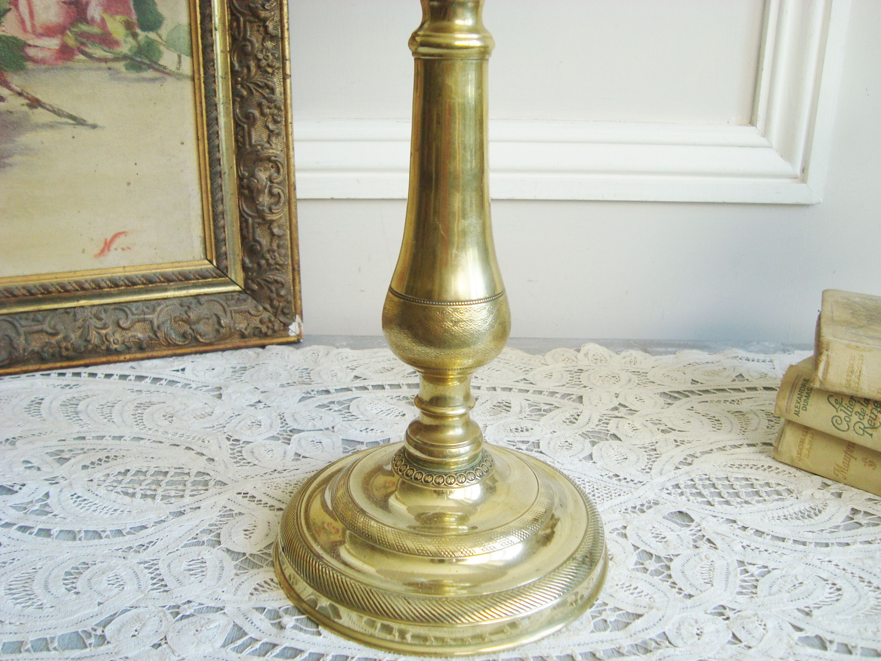 Lampe ancienne en laiton gravé avec son abat-jour en tissu oiseau des années 1900