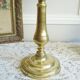 Lampe ancienne en laiton gravé avec son abat-jour en tissu oiseau des années 1900