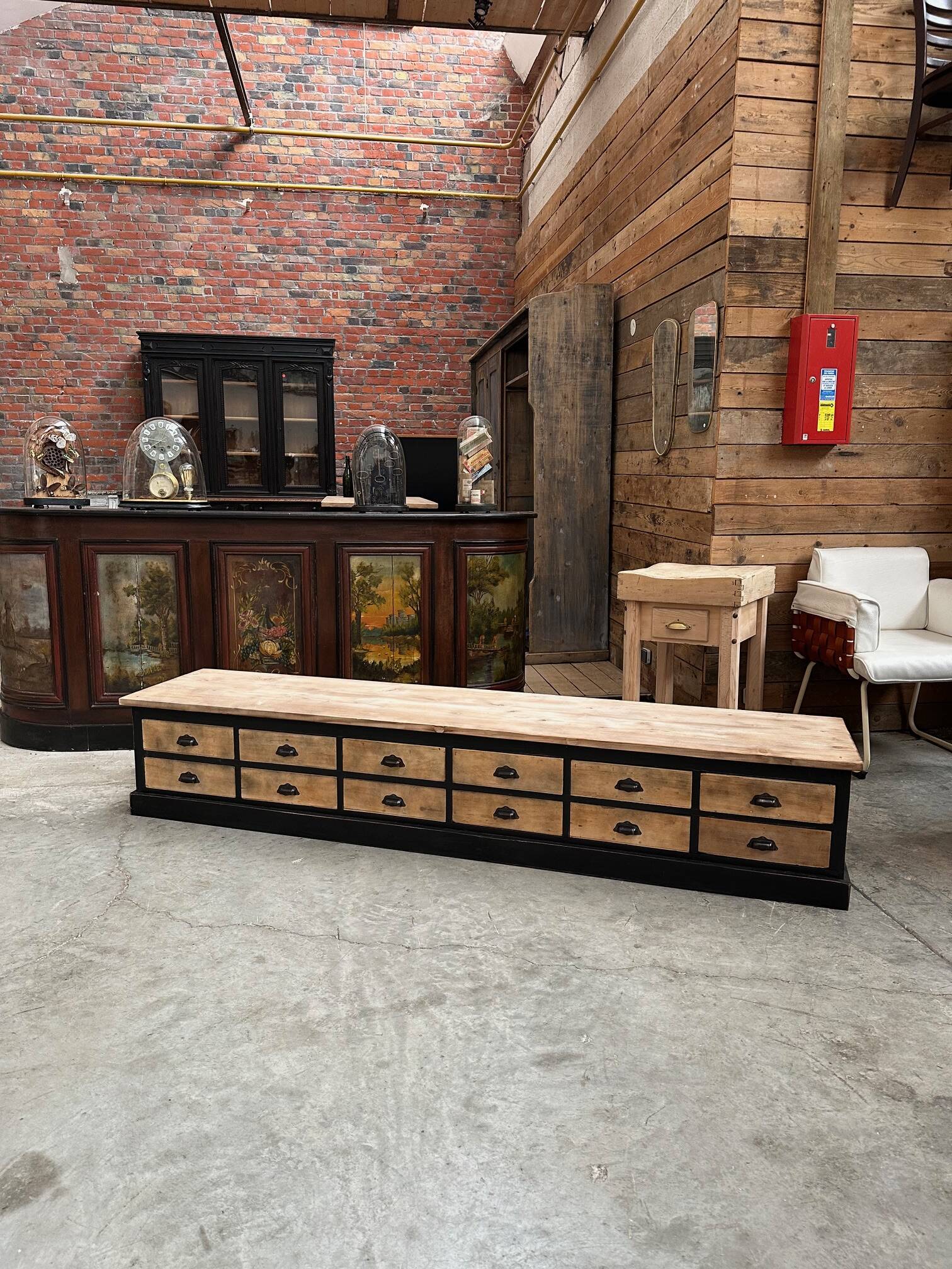 Meuble télé réalisé dans un ancien meuble de métier
