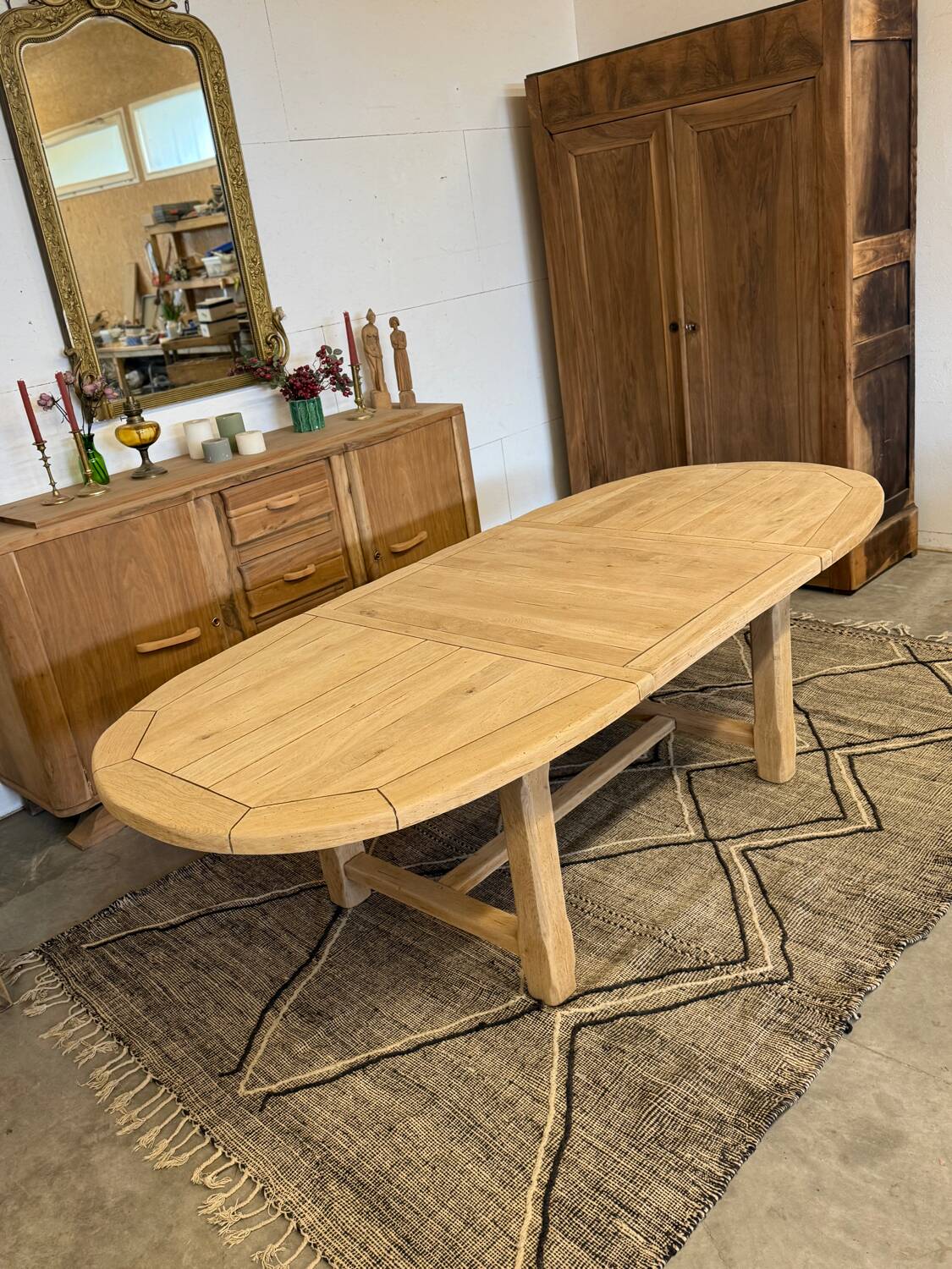 Extendable farmhouse table in solid oak