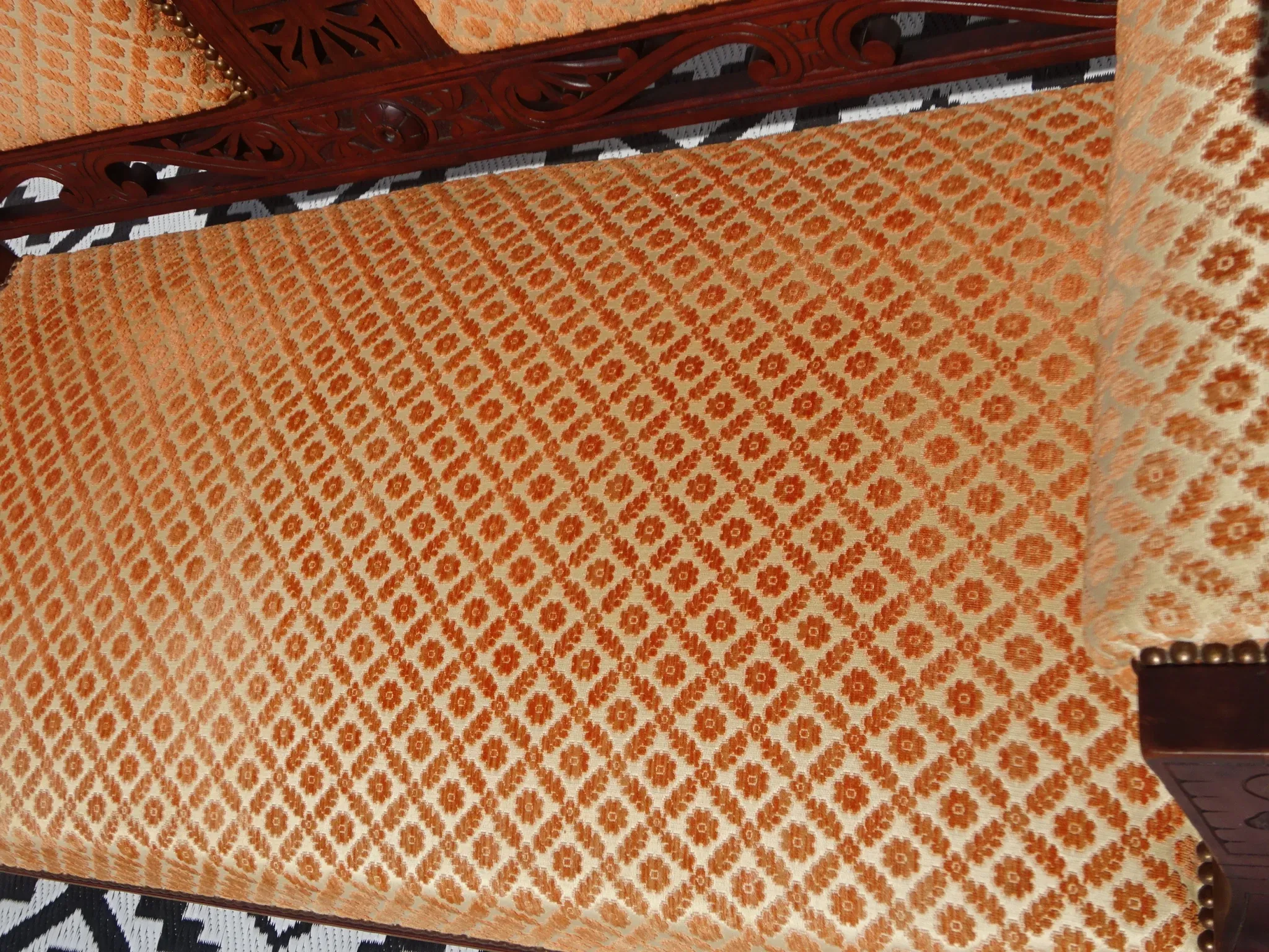Ancienne banquette en bois et velours orange