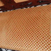 Ancienne banquette en bois et velours orange