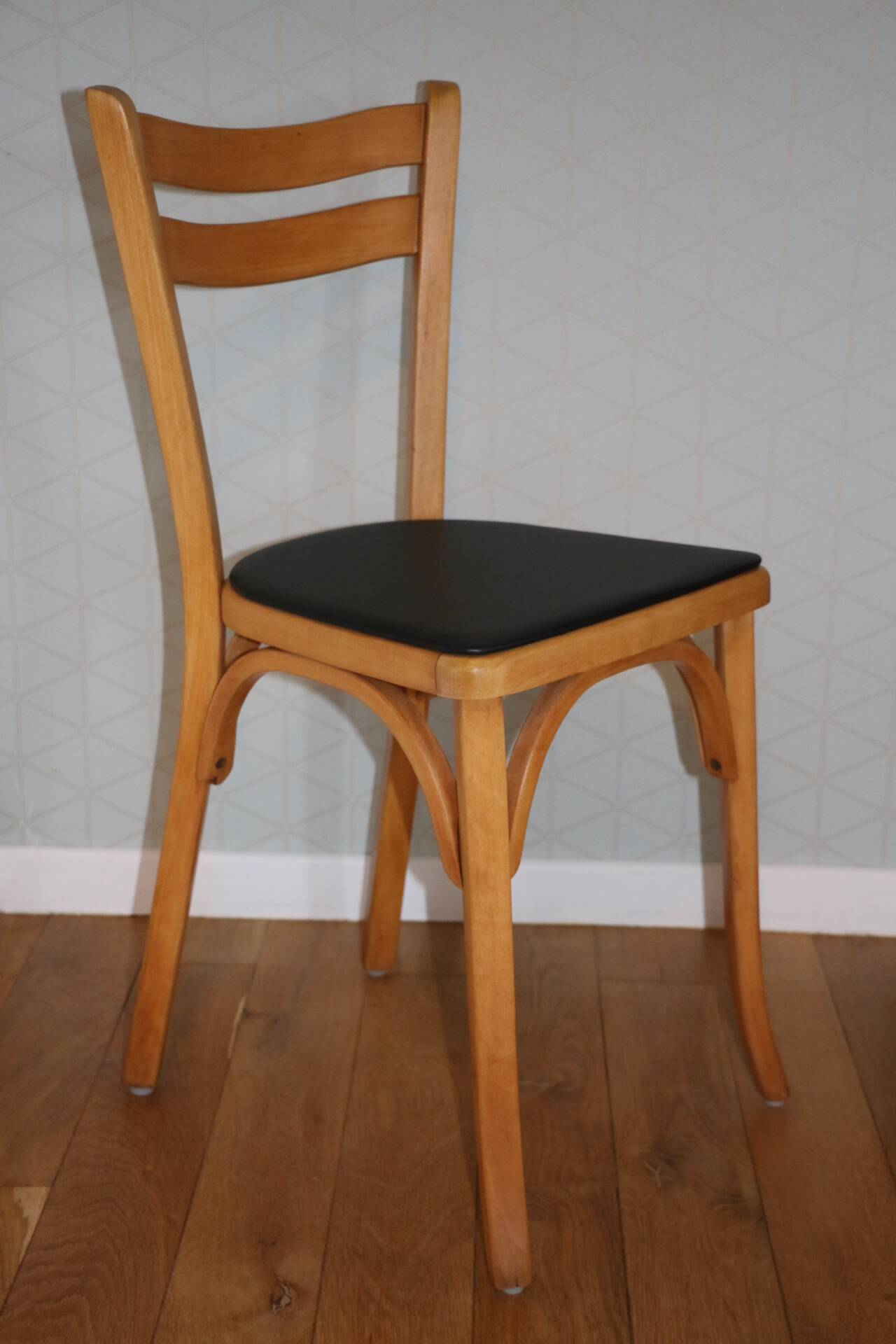 2 chaises Baumann N°19 hêtre clair skai noir