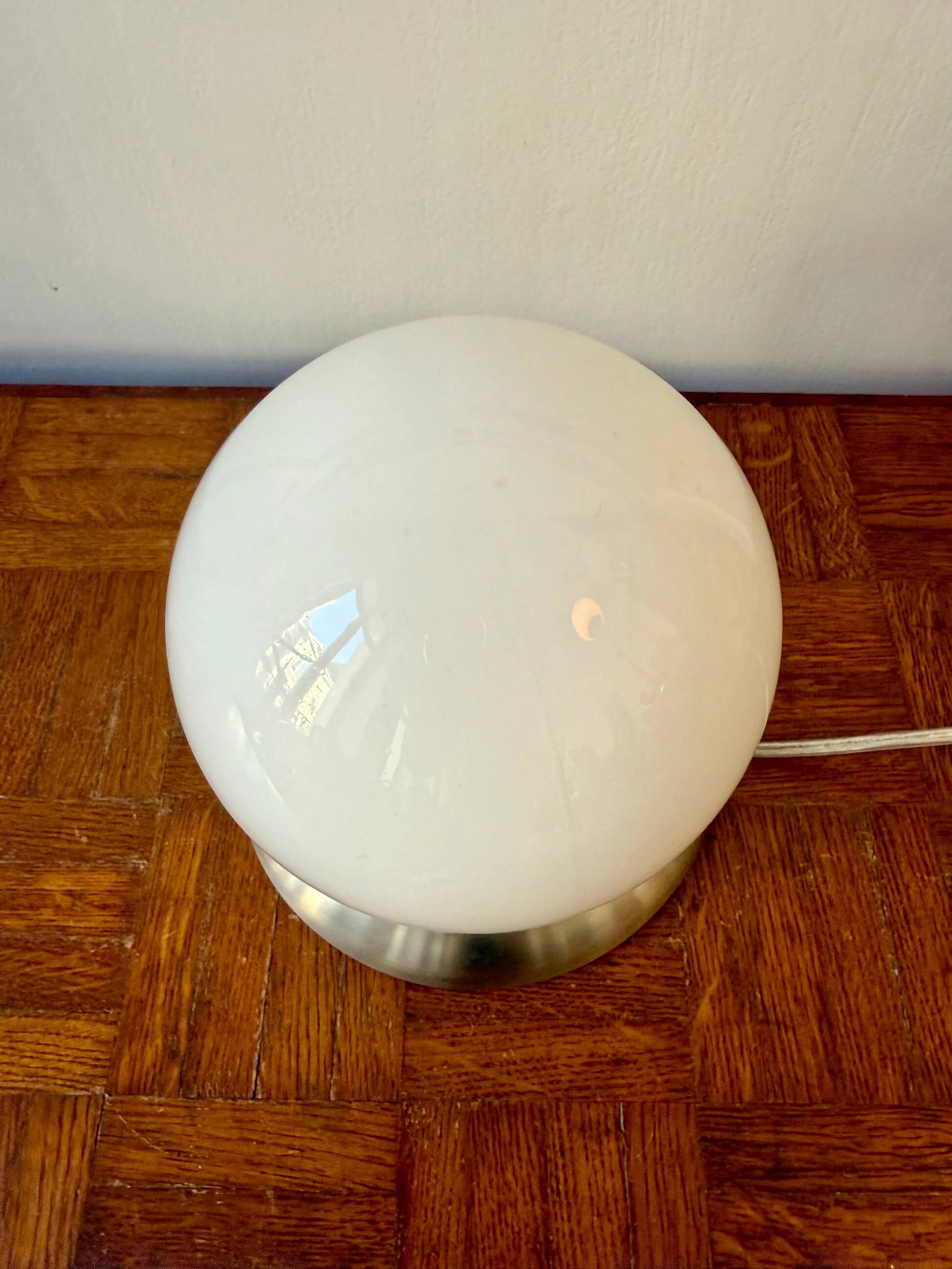 Globe lamp in opaline.