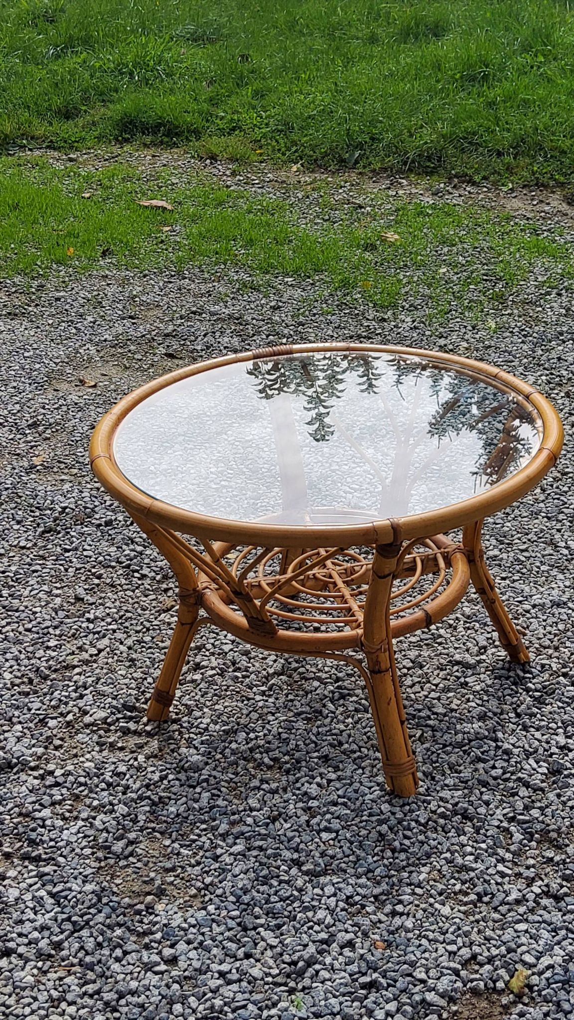 Table basse ronde en rotin plateau en verre des années 70