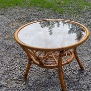 Table basse ronde en rotin plateau en verre des années 70