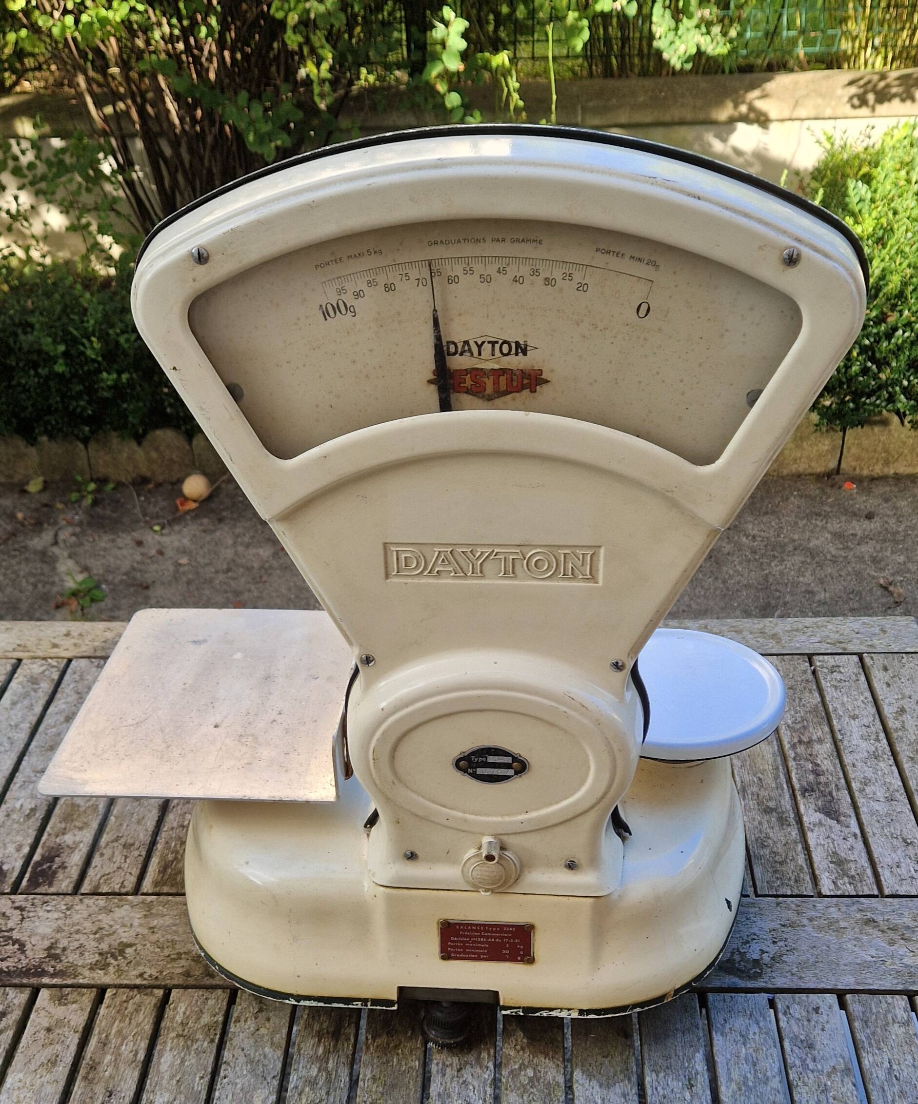 Antique Testut Dayton white bakelite grocery scale, 1960s