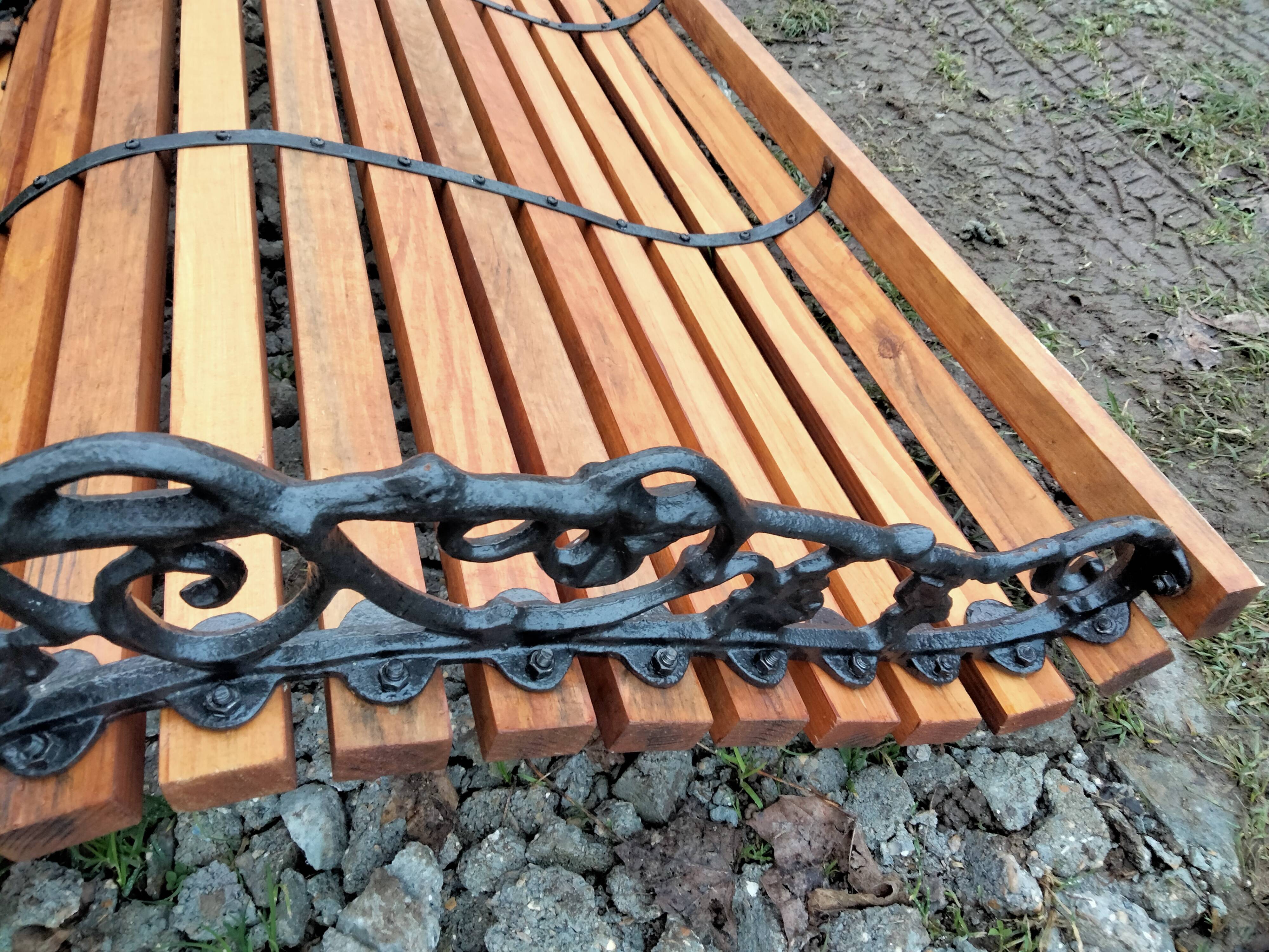 Old garden bench with vintage cast iron legs xxeme