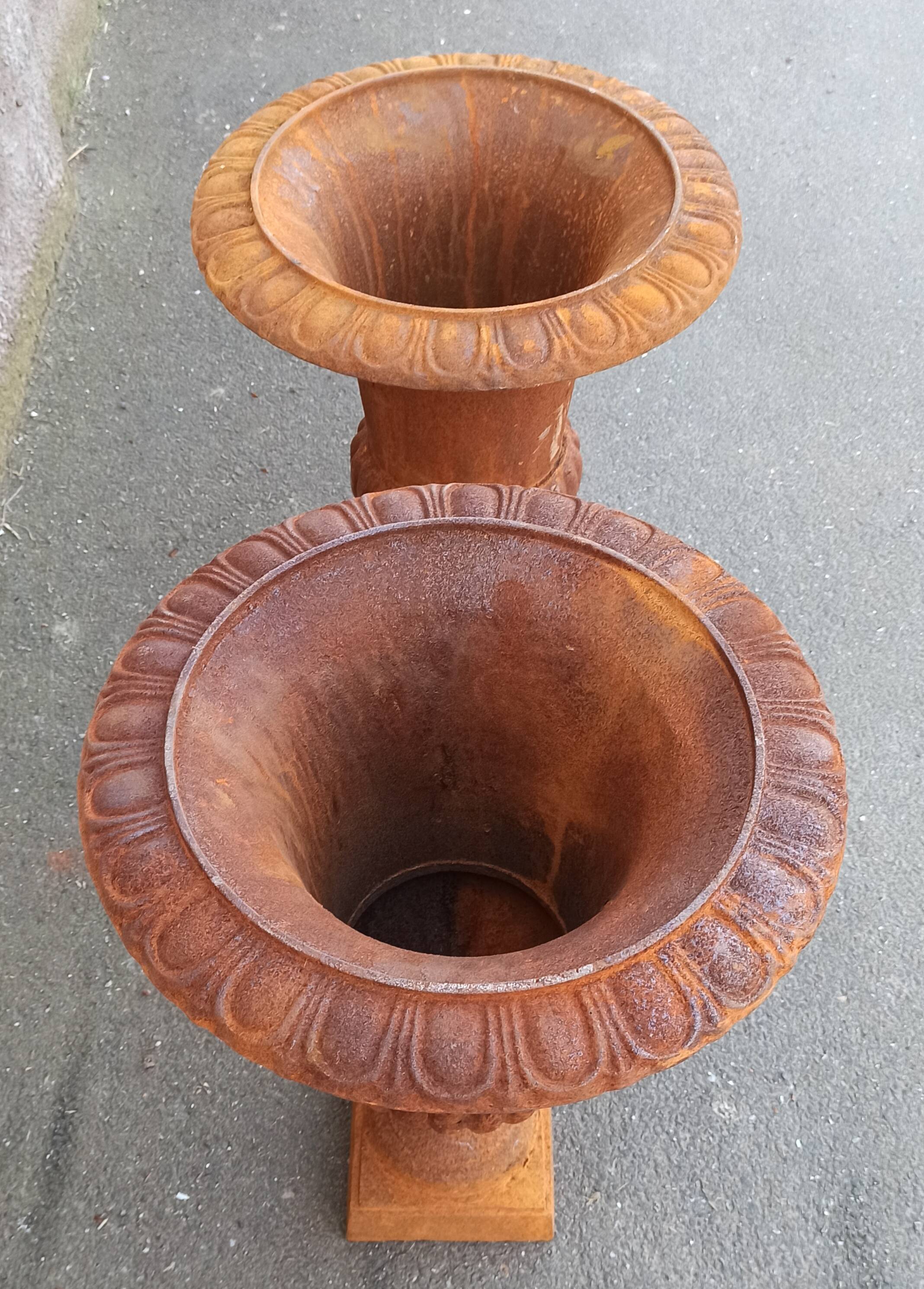 Pair of Medici type vase in cast iron