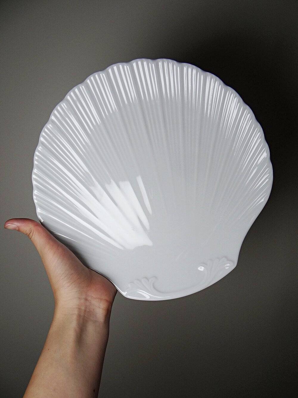 3 vintage flat plates with scallop shells, fine porcelain from Limoges.