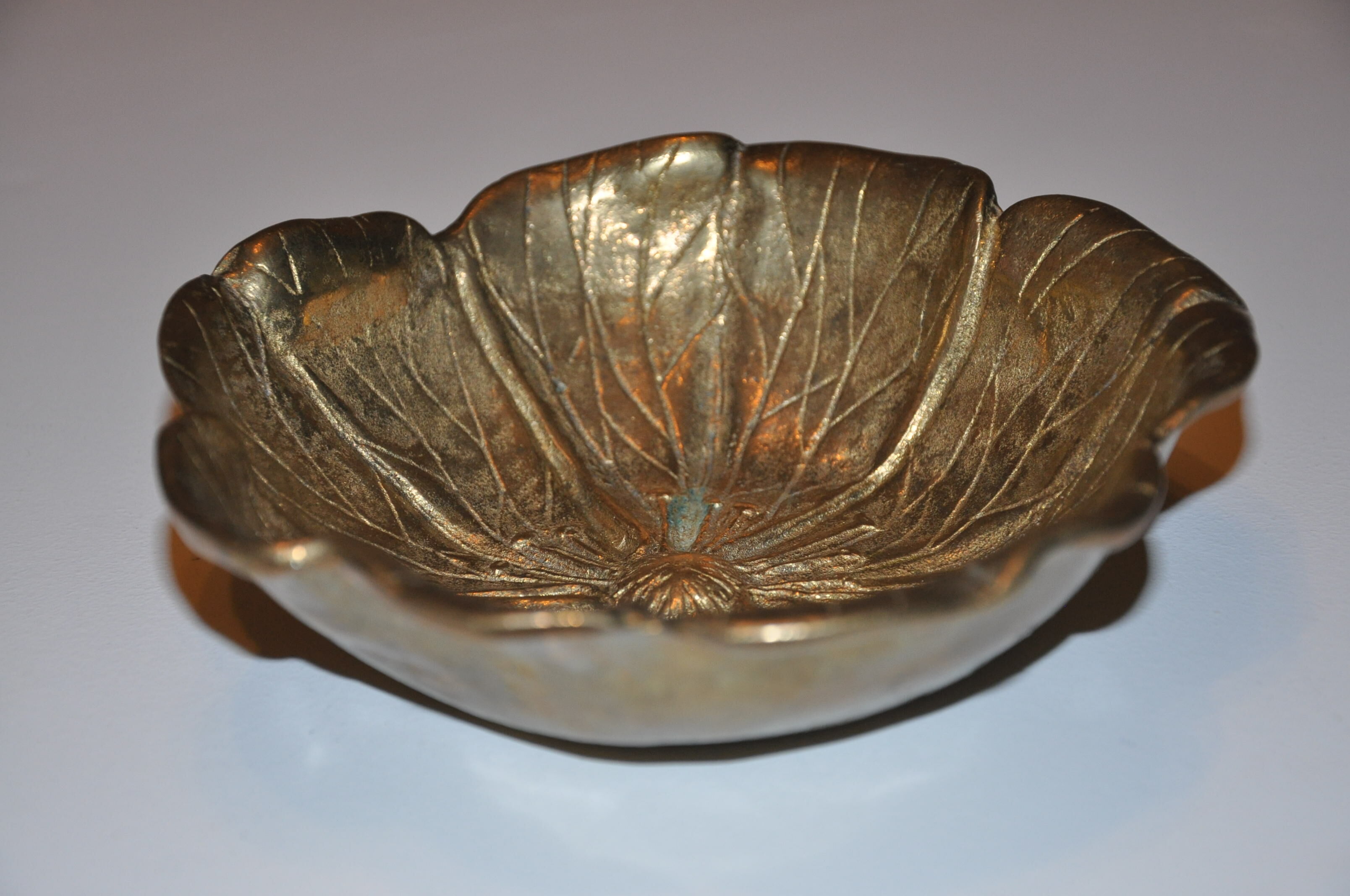 Empty-pocket flower in solid brass