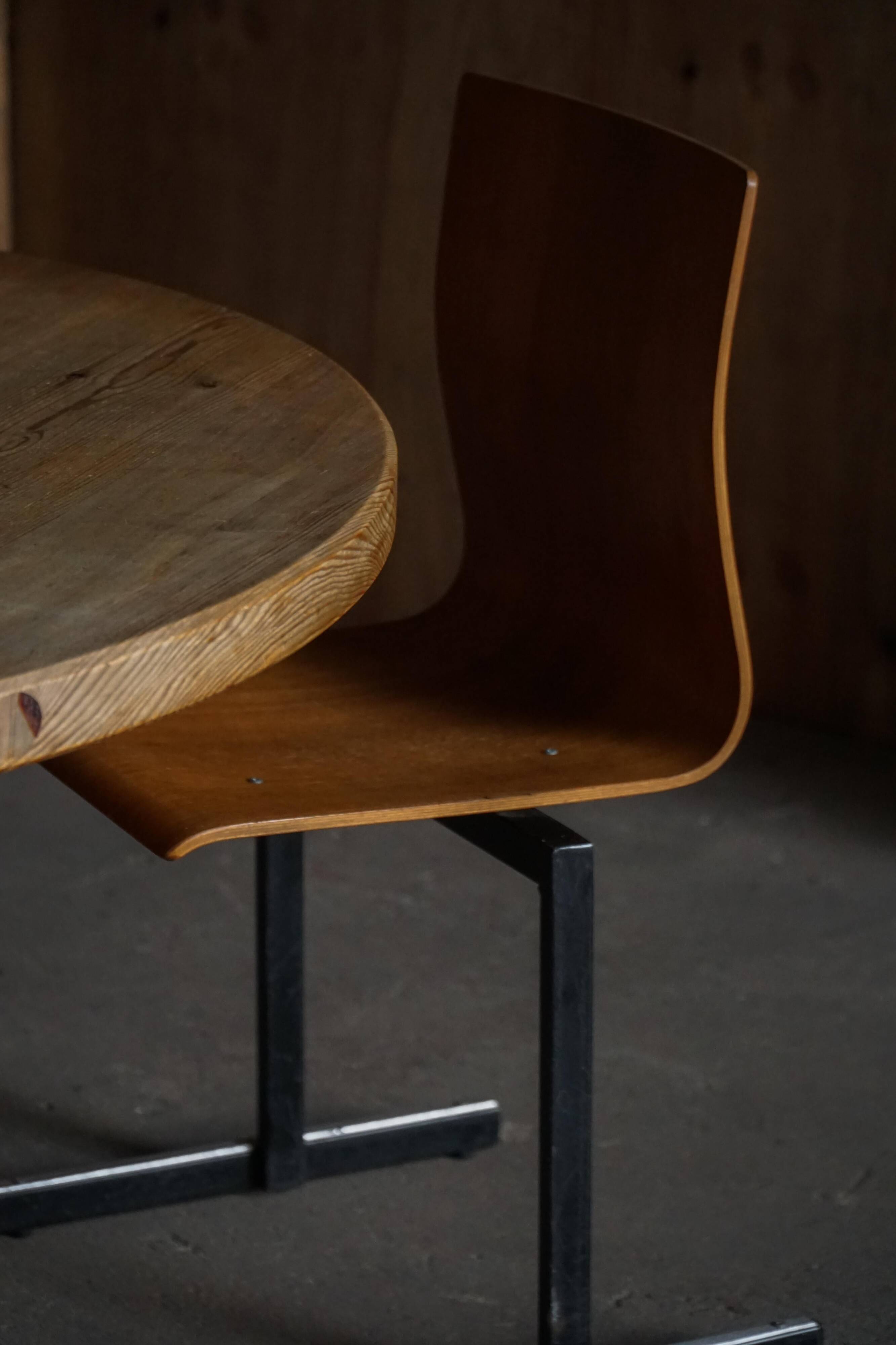 Set of 6 industrial stackable chairs by Niels Larsen, black metal and oak, 1960s.