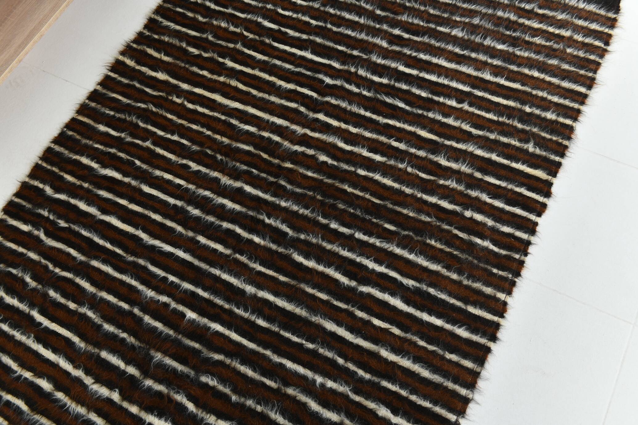 %100 Wool Handwoven Turkish Vintage Kilim Rug, 136x196 Cm