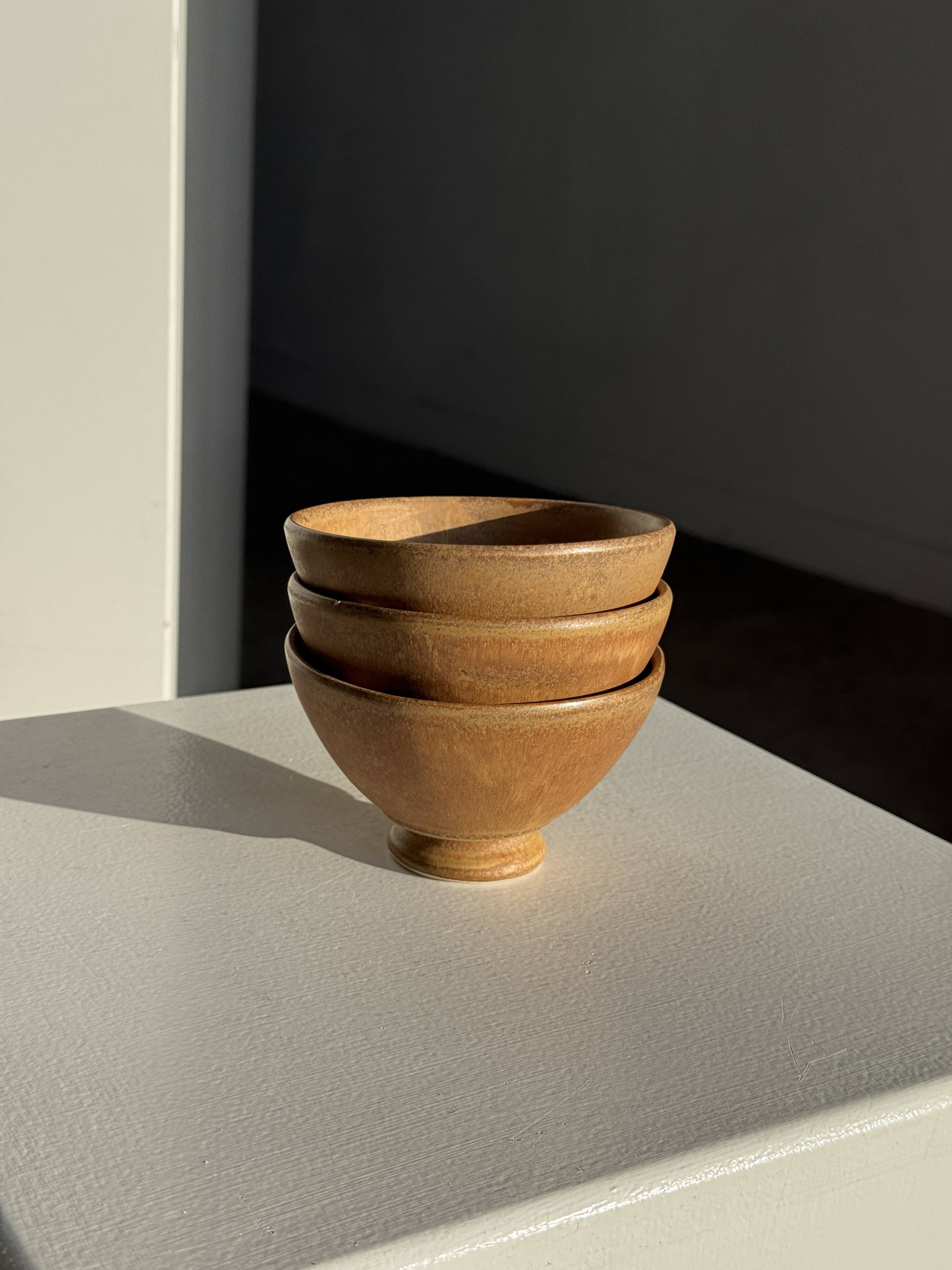 Set of 3 vintage mini bowls on foot, stoneware on pedestal H9 D10.