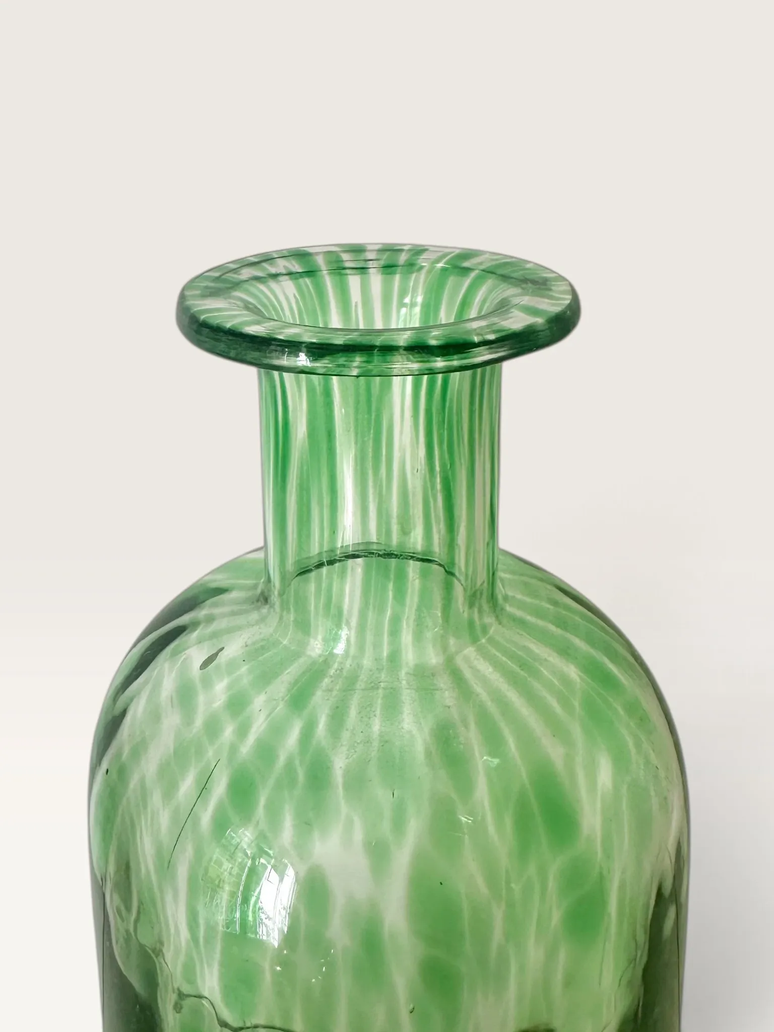 Grande carafe en verre soufflé moucheté vert avec bouchon boule